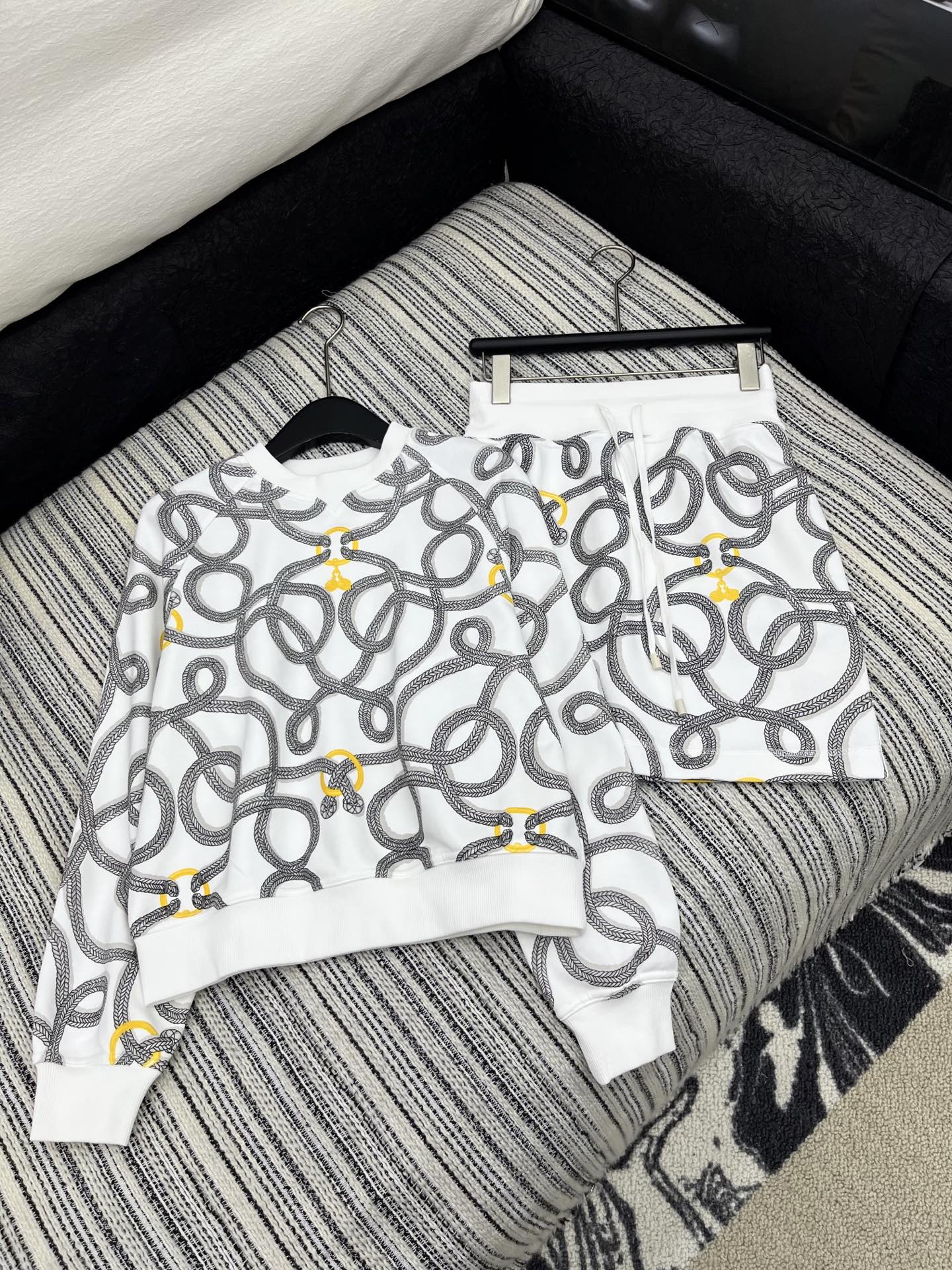 🛒𝐍𝐄𝐖 · 𝟐𝟎𝟐5/爆款现货

原单品质  Her*｜25早秋新品套装！
高端定制圆领卫衣，搭配松紧