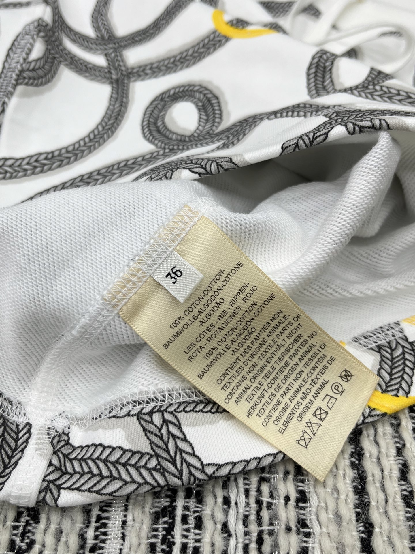 🛒𝐍𝐄𝐖 · 𝟐𝟎𝟐5/爆款现货

原单品质  Her*｜25早秋新品套装！
高端定制圆领卫衣，搭配松紧