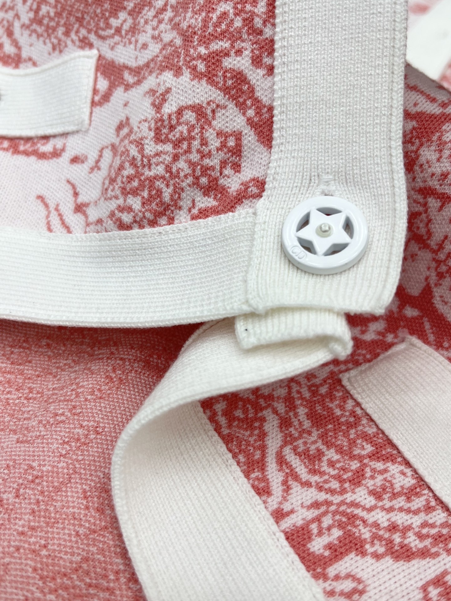 🛒𝐍𝐄𝐖 · 𝟐𝟎𝟐5/爆款现货

原单品质 Dio*｜25限定系列新品 动物提花针织开衫
经典色系 圆