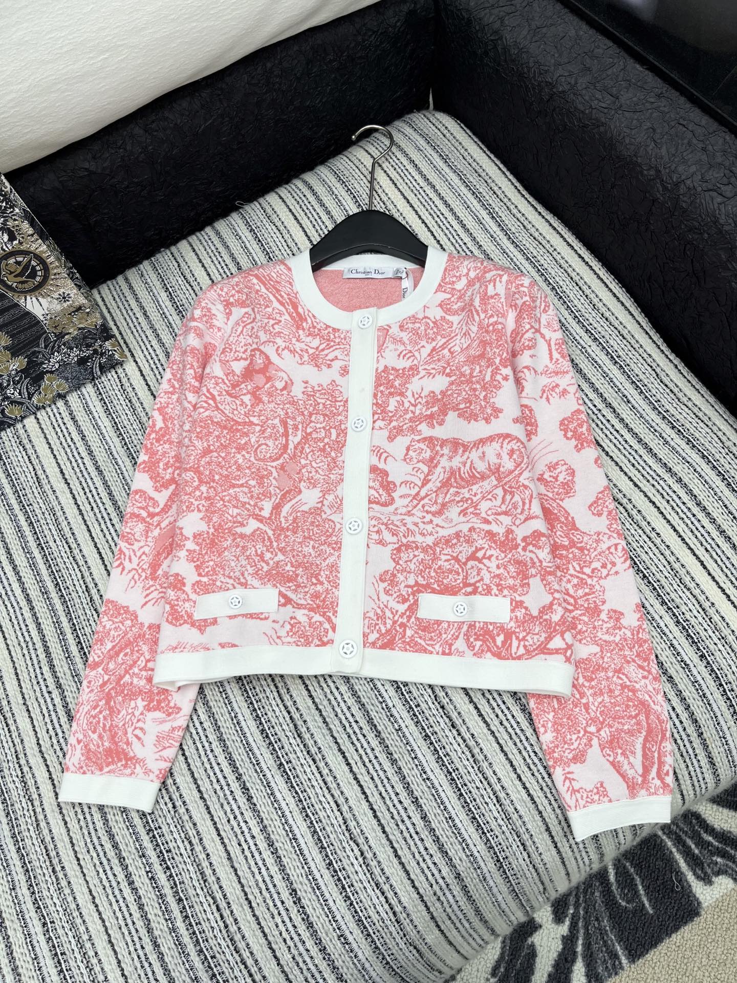 🛒𝐍𝐄𝐖 · 𝟐𝟎𝟐5/爆款现货

原单品质 Dio*｜25限定系列新品 动物提花针织开衫
经典色系 圆