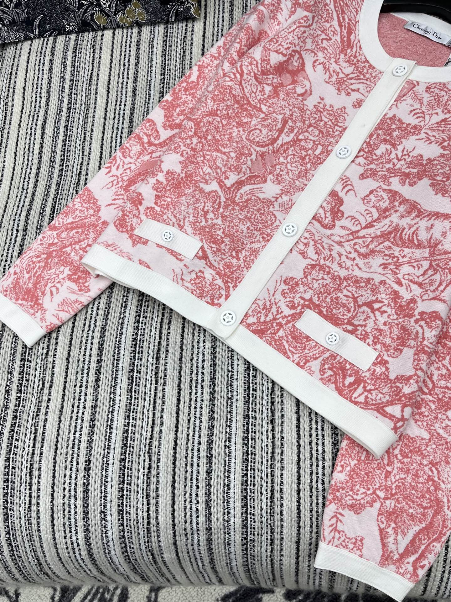 🛒𝐍𝐄𝐖 · 𝟐𝟎𝟐5/爆款现货

原单品质 Dio*｜25限定系列新品 动物提花针织开衫
经典色系 圆
