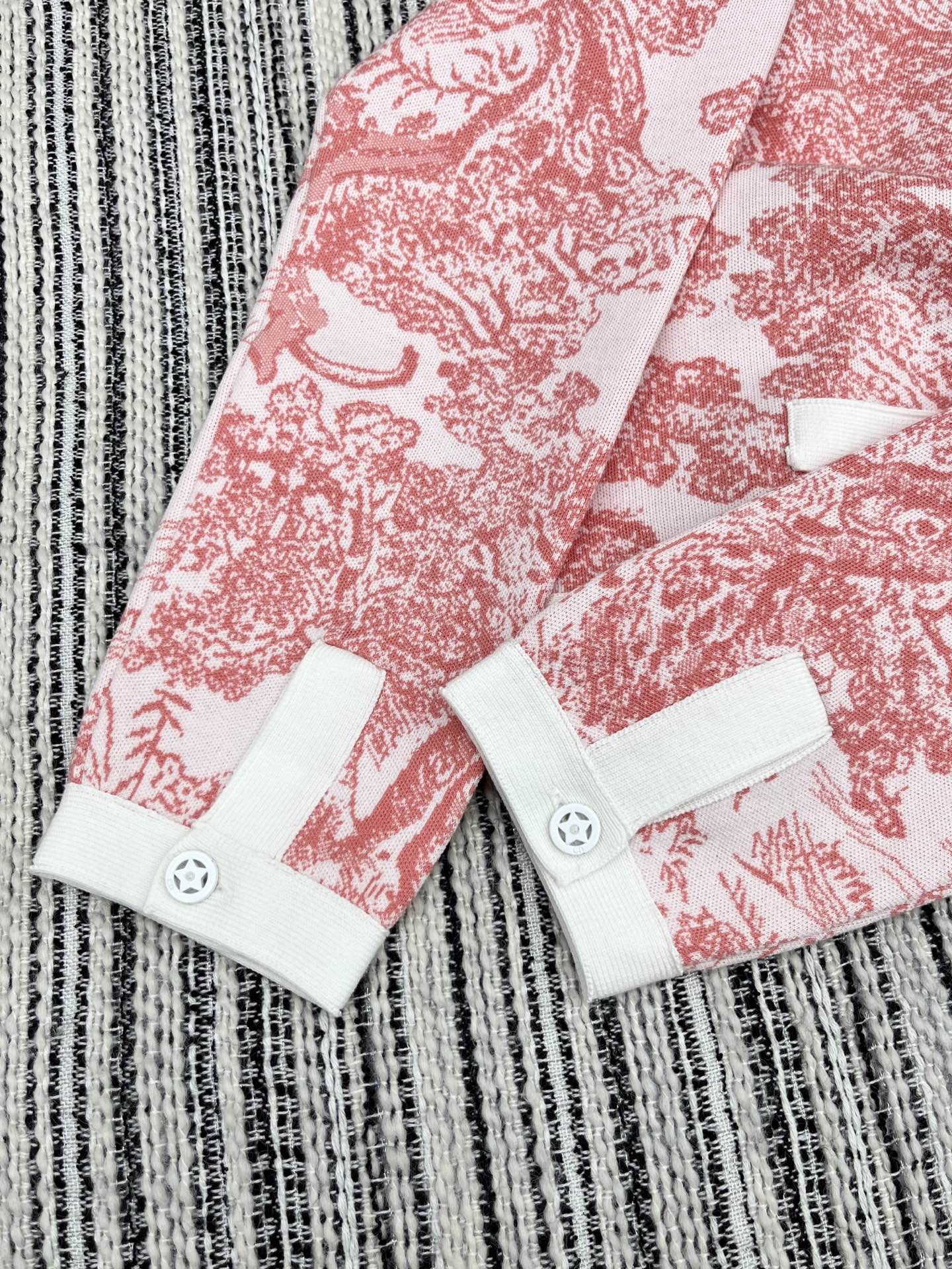 🛒𝐍𝐄𝐖 · 𝟐𝟎𝟐5/爆款现货

原单品质 Dio*｜25限定系列新品 动物提花针织开衫
经典色系 圆