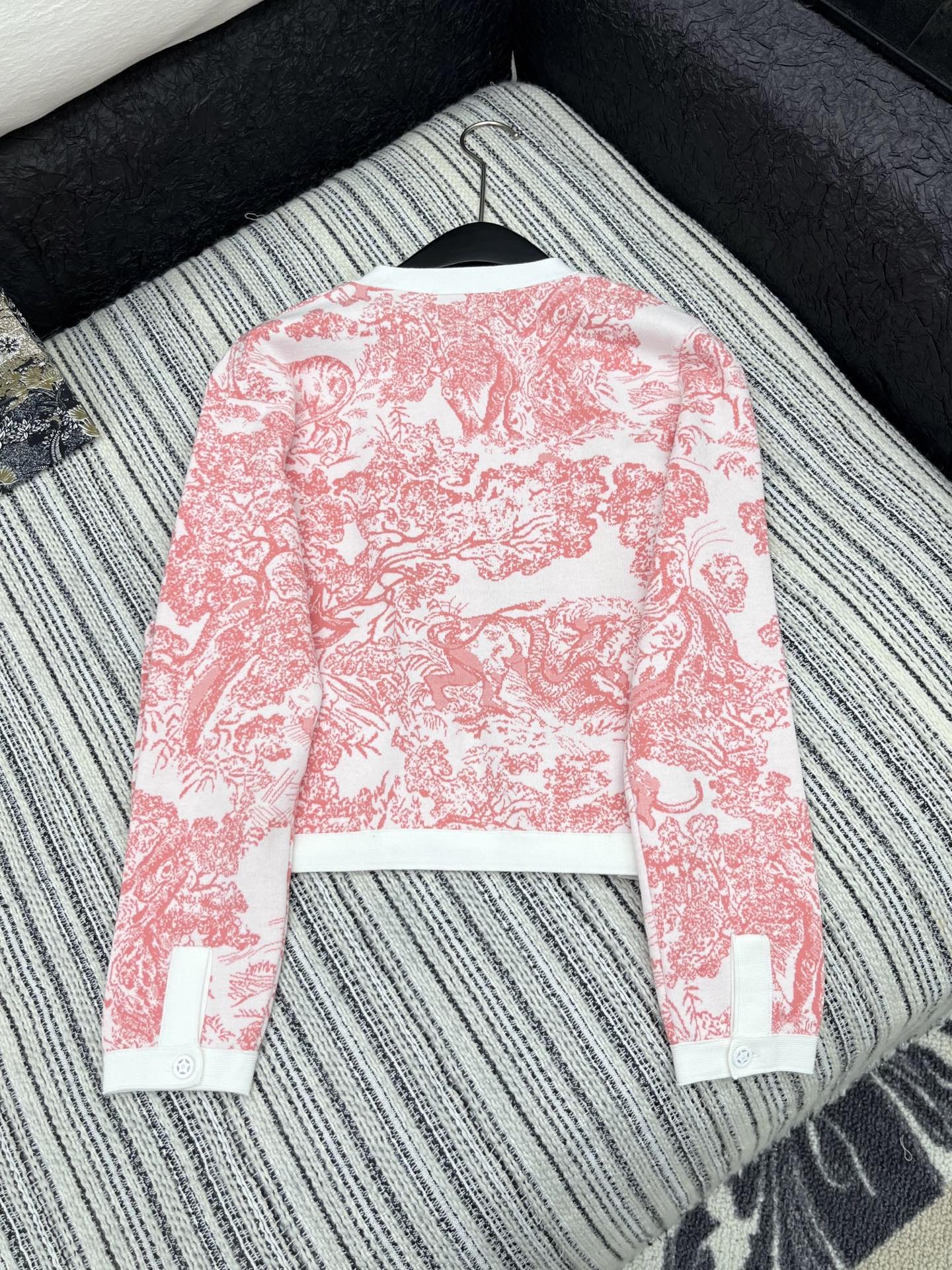 🛒𝐍𝐄𝐖 · 𝟐𝟎𝟐5/爆款现货

原单品质 Dio*｜25限定系列新品 动物提花针织开衫
经典色系 圆