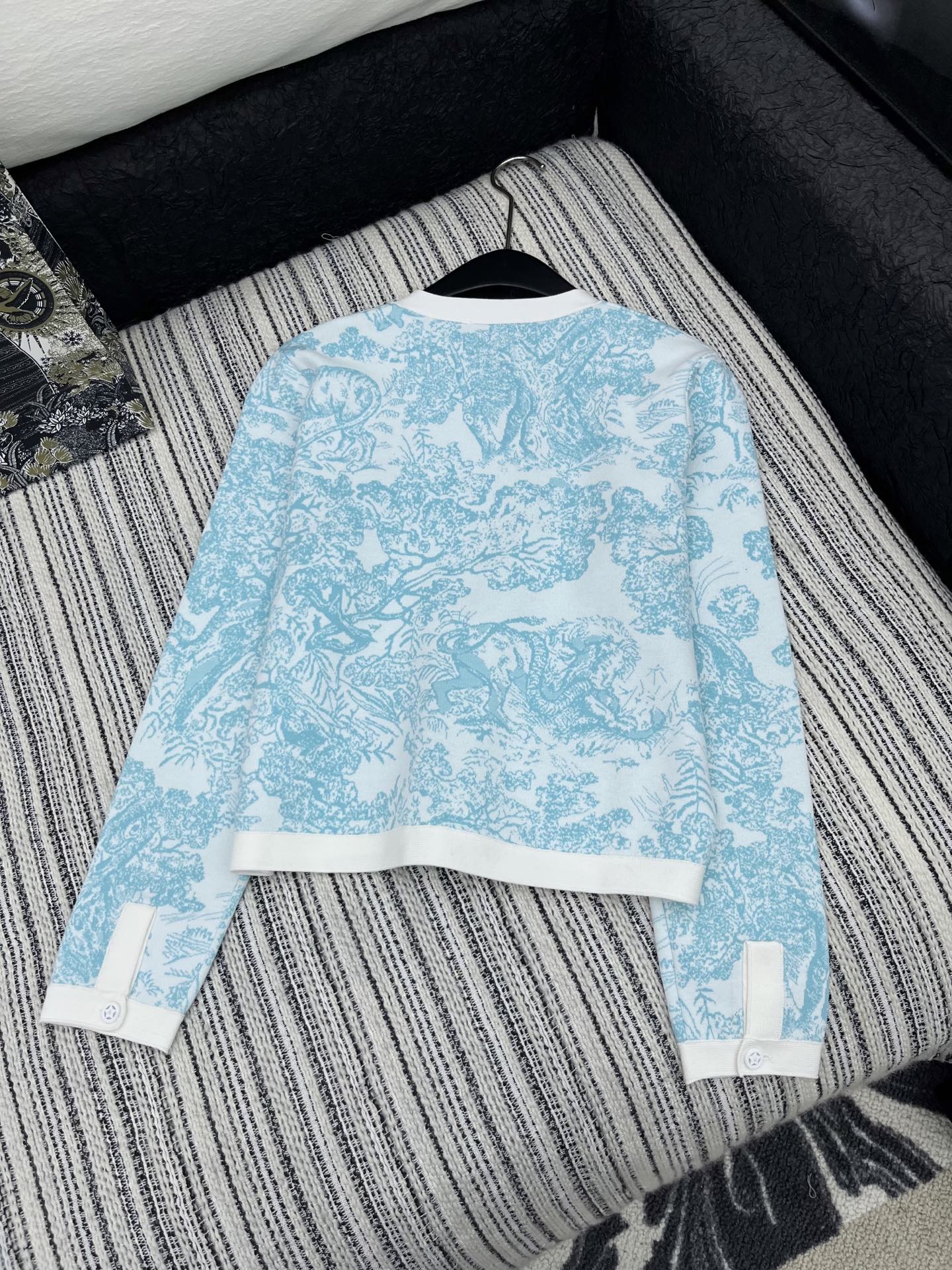🛒𝐍𝐄𝐖 · 𝟐𝟎𝟐5/爆款现货

原单品质 Dio*｜25限定系列新品 动物提花针织开衫
经典色系 圆