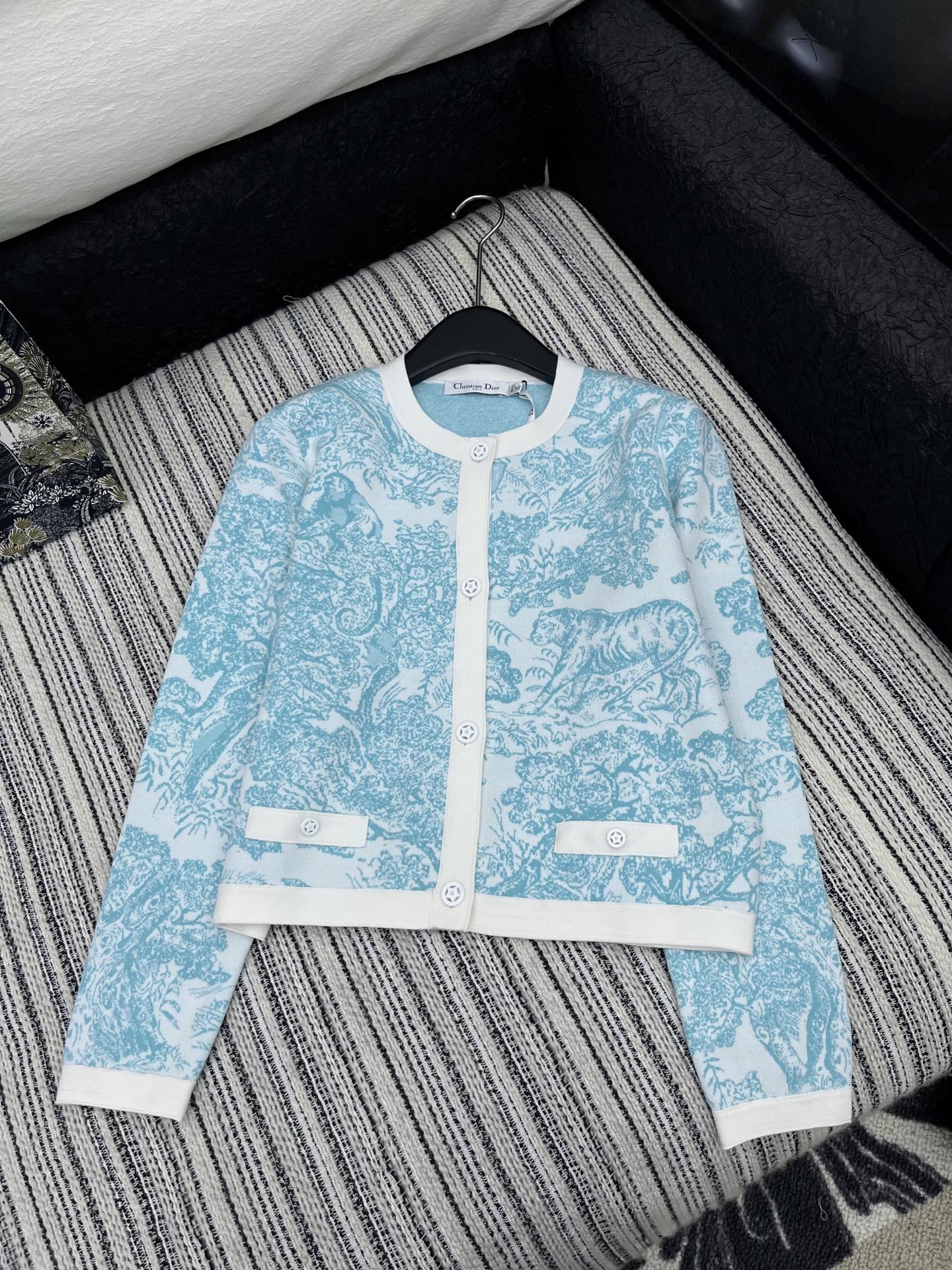 🛒𝐍𝐄𝐖 · 𝟐𝟎𝟐5/爆款现货

原单品质 Dio*｜25限定系列新品 动物提花针织开衫
经典色系 圆