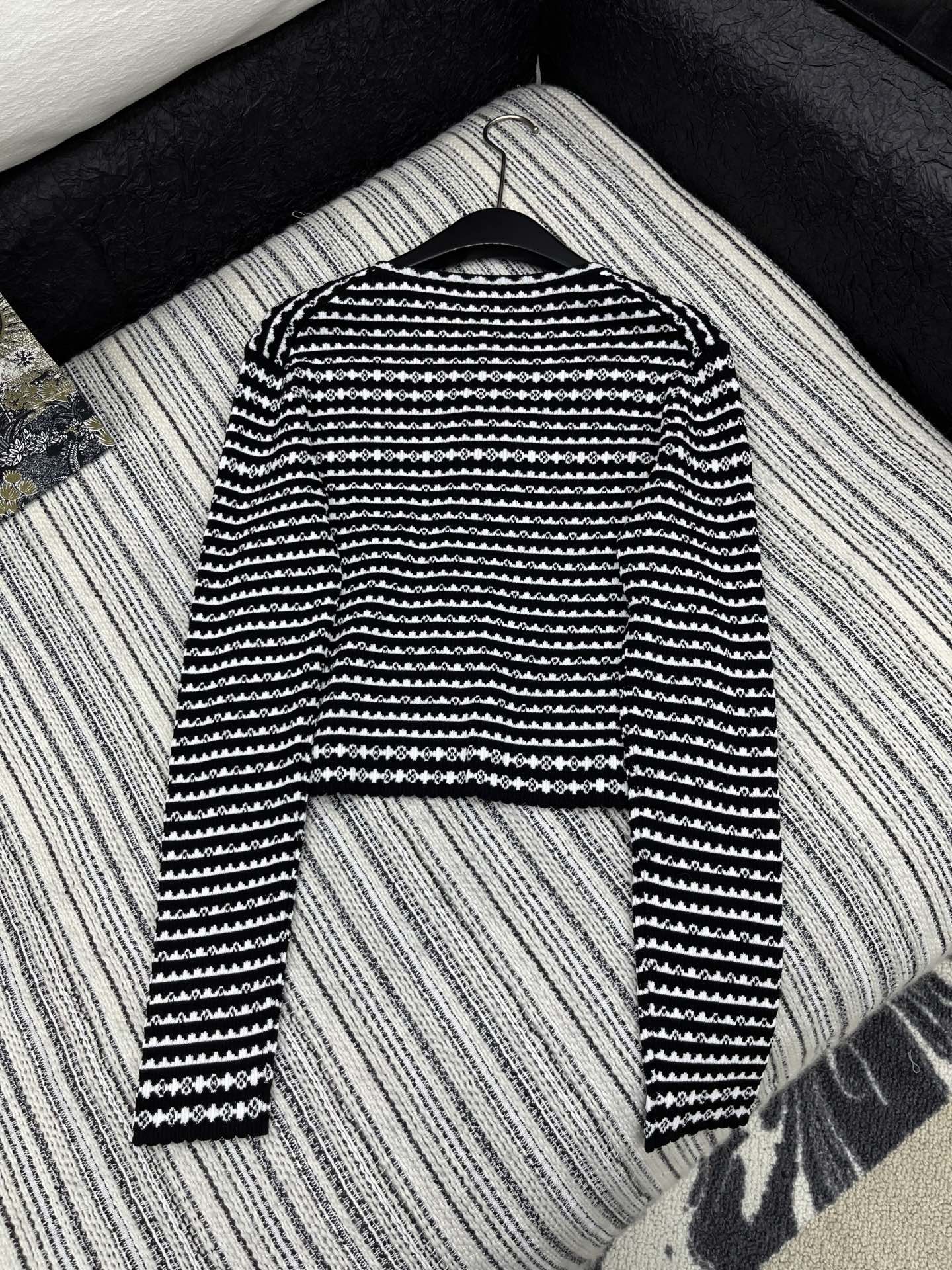 🛒𝐍𝐄𝐖 · 𝟐𝟎𝟐5/爆款现货

原单品质  Lv* ｜25新品长袖针织开衫
精致常规版型上身巨显瘦！