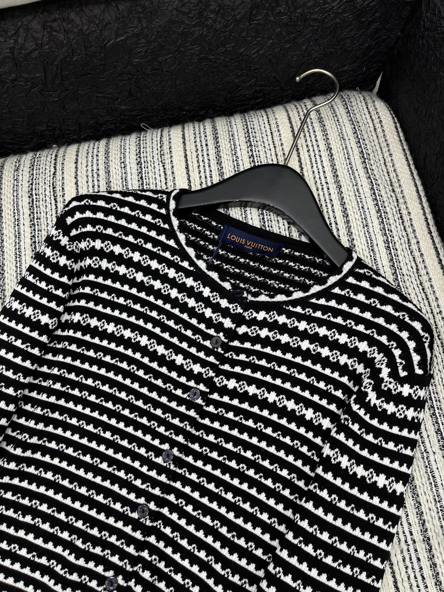 🛒𝐍𝐄𝐖 · 𝟐𝟎𝟐5/爆款现货

原单品质  Lv* ｜25新品长袖针织开衫
精致常规版型上身巨显瘦！