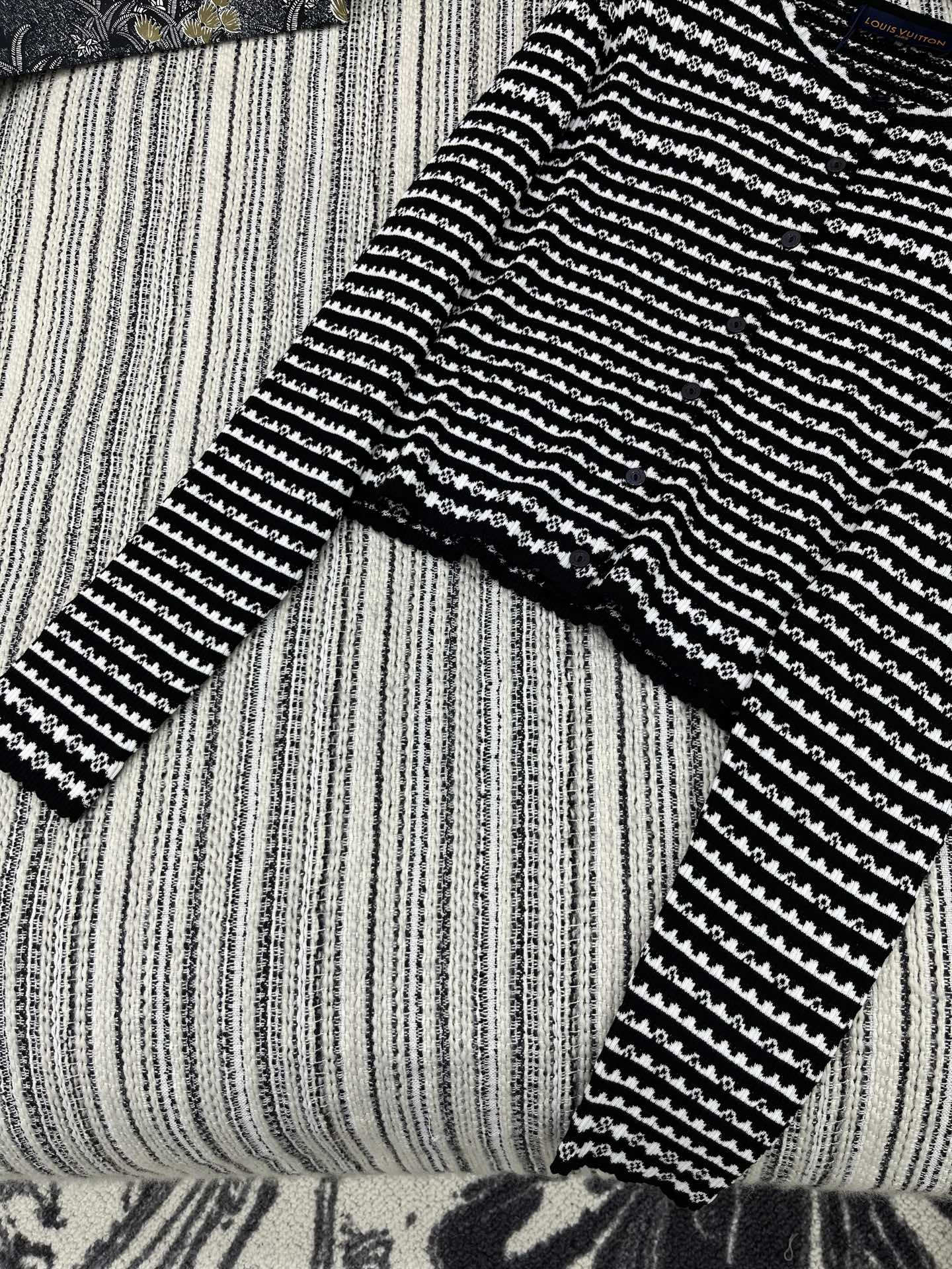 🛒𝐍𝐄𝐖 · 𝟐𝟎𝟐5/爆款现货

原单品质  Lv* ｜25新品长袖针织开衫
精致常规版型上身巨显瘦！