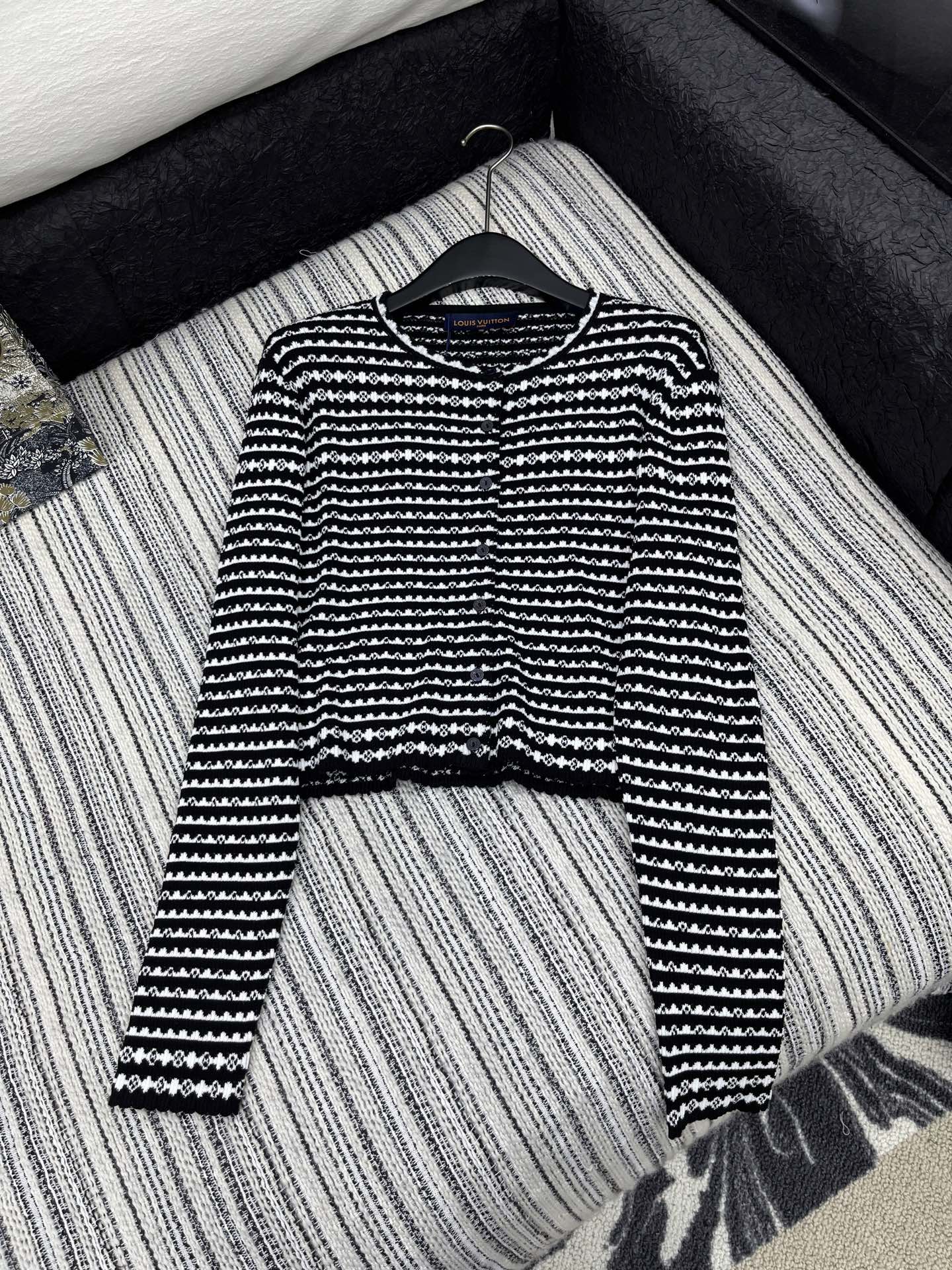 🛒𝐍𝐄𝐖 · 𝟐𝟎𝟐5/爆款现货

原单品质  Lv* ｜25新品长袖针织开衫
精致常规版型上身巨显瘦！