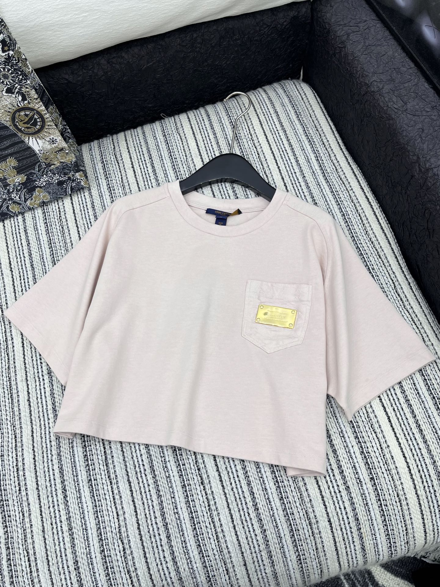 🛒𝐍𝐄𝐖 · 𝟐𝟎𝟐5/爆款现货

原单品质 LV*｜2025新品圆领金色铁牌装饰𝑇𝑒𝑒
定制YB全棉材