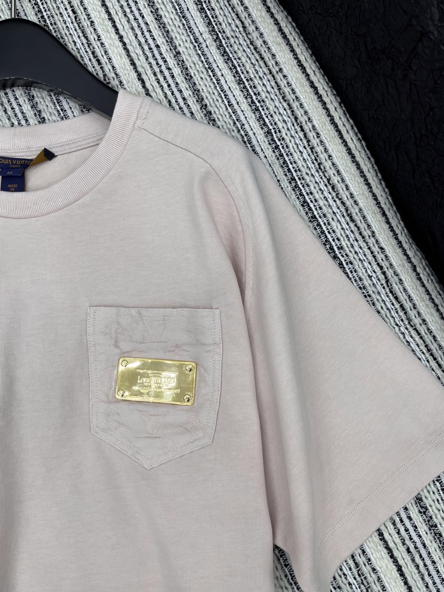 🛒𝐍𝐄𝐖 · 𝟐𝟎𝟐5/爆款现货

原单品质 LV*｜2025新品圆领金色铁牌装饰𝑇𝑒𝑒
定制YB全棉材