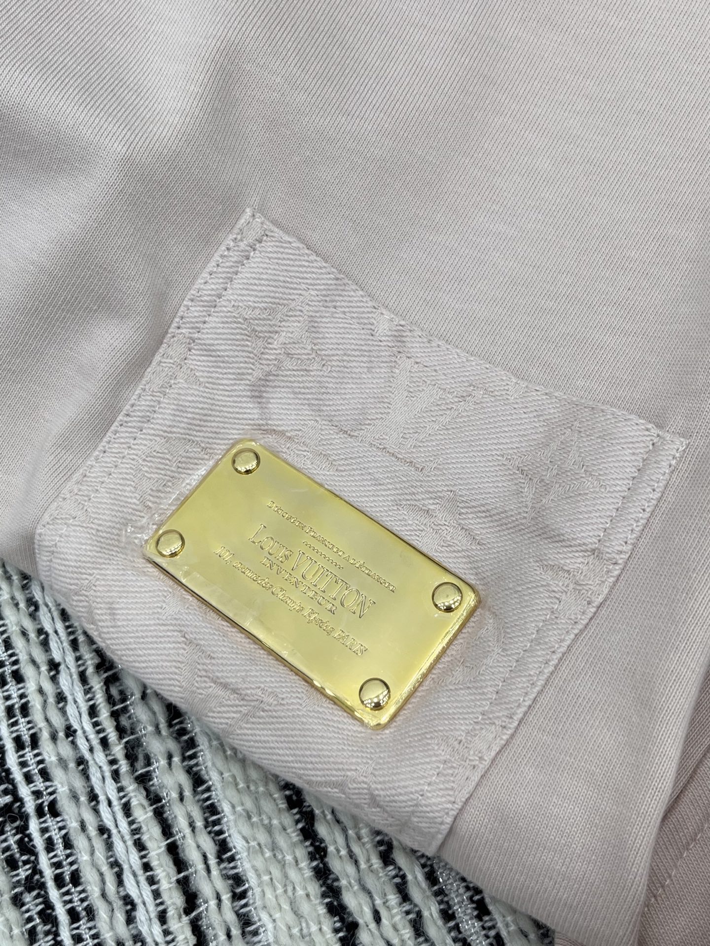 🛒𝐍𝐄𝐖 · 𝟐𝟎𝟐5/爆款现货

原单品质 LV*｜2025新品圆领金色铁牌装饰𝑇𝑒𝑒
定制YB全棉材