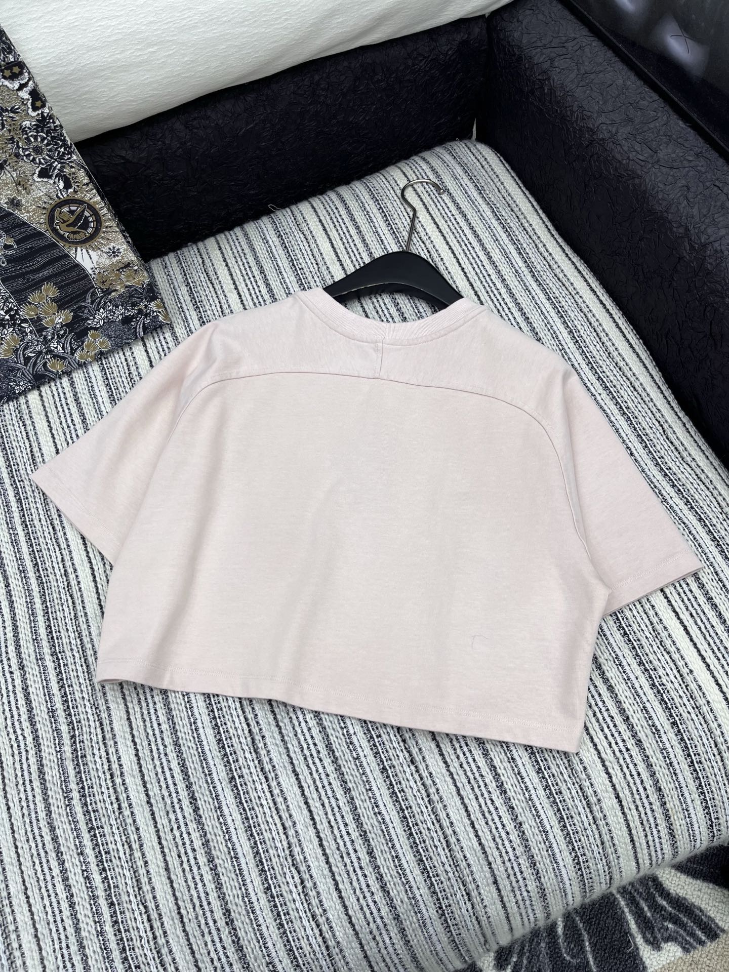 🛒𝐍𝐄𝐖 · 𝟐𝟎𝟐5/爆款现货

原单品质 LV*｜2025新品圆领金色铁牌装饰𝑇𝑒𝑒
定制YB全棉材