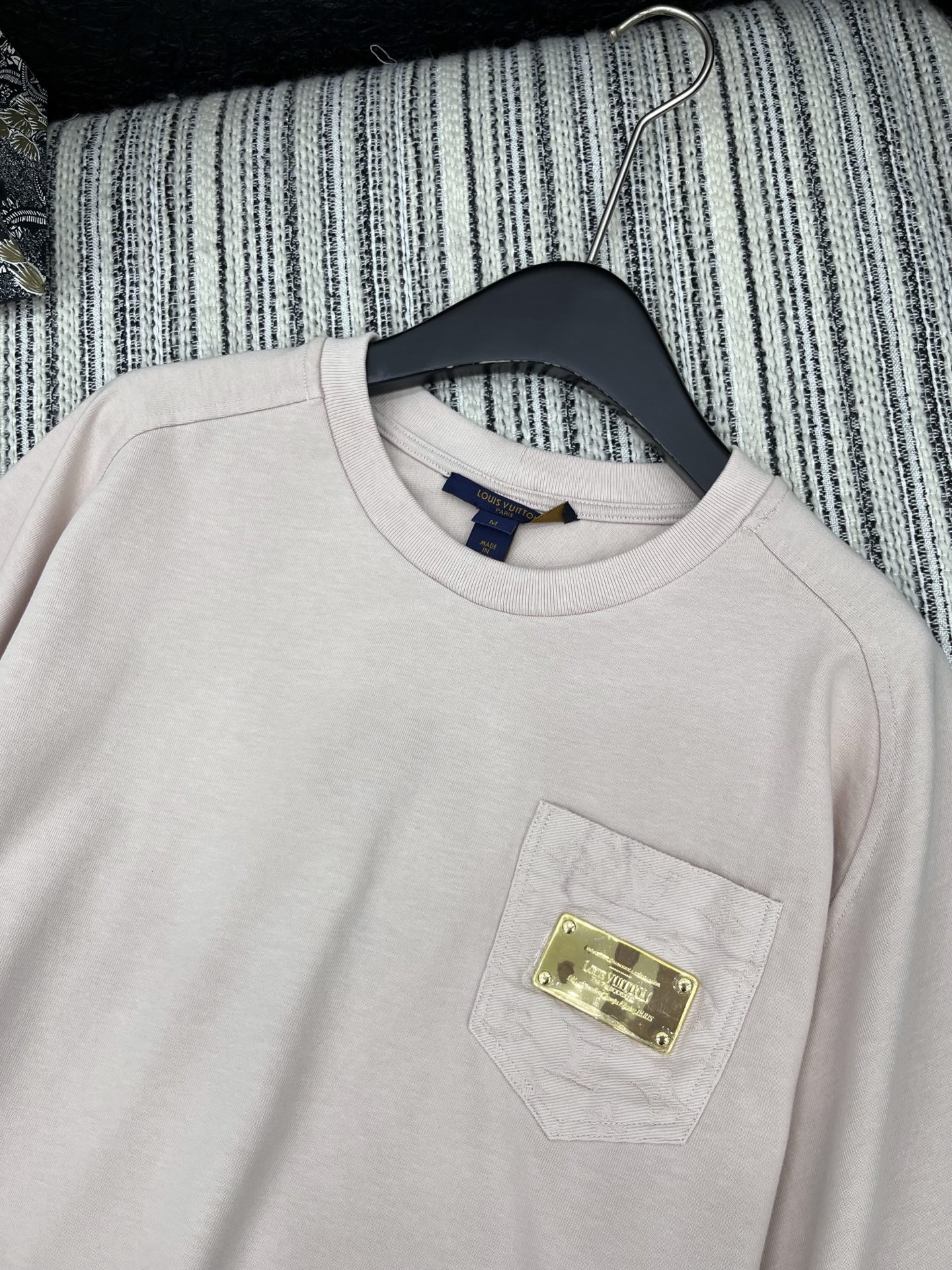 🛒𝐍𝐄𝐖 · 𝟐𝟎𝟐5/爆款现货

原单品质 LV*｜2025新品圆领金色铁牌装饰𝑇𝑒𝑒
定制YB全棉材