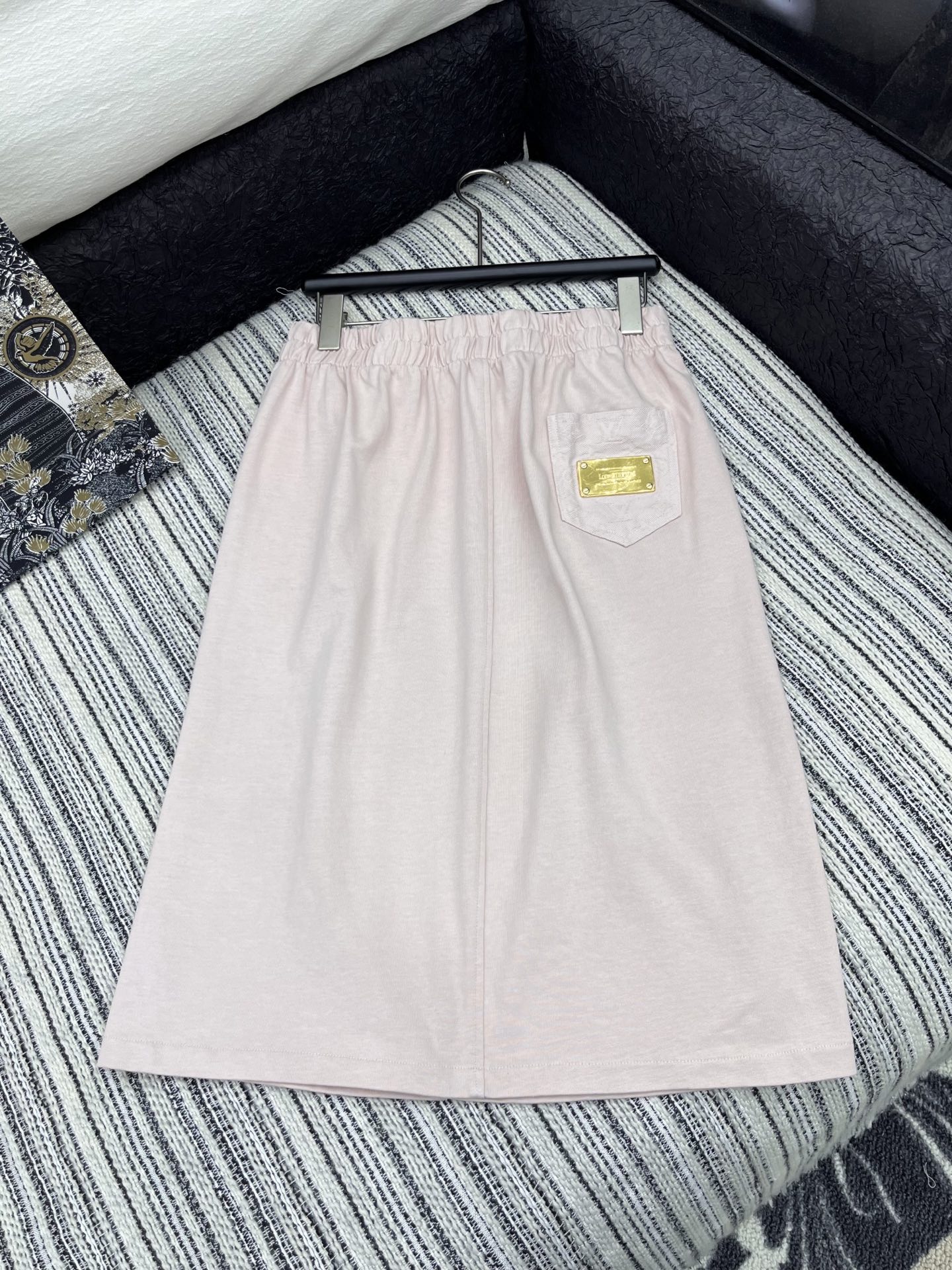 🛒𝐍𝐄𝐖 · 𝟐𝟎𝟐5/爆款现货

原单品质  LV*｜2025新品松紧腰金色铁牌装饰半裙
定制YB全棉