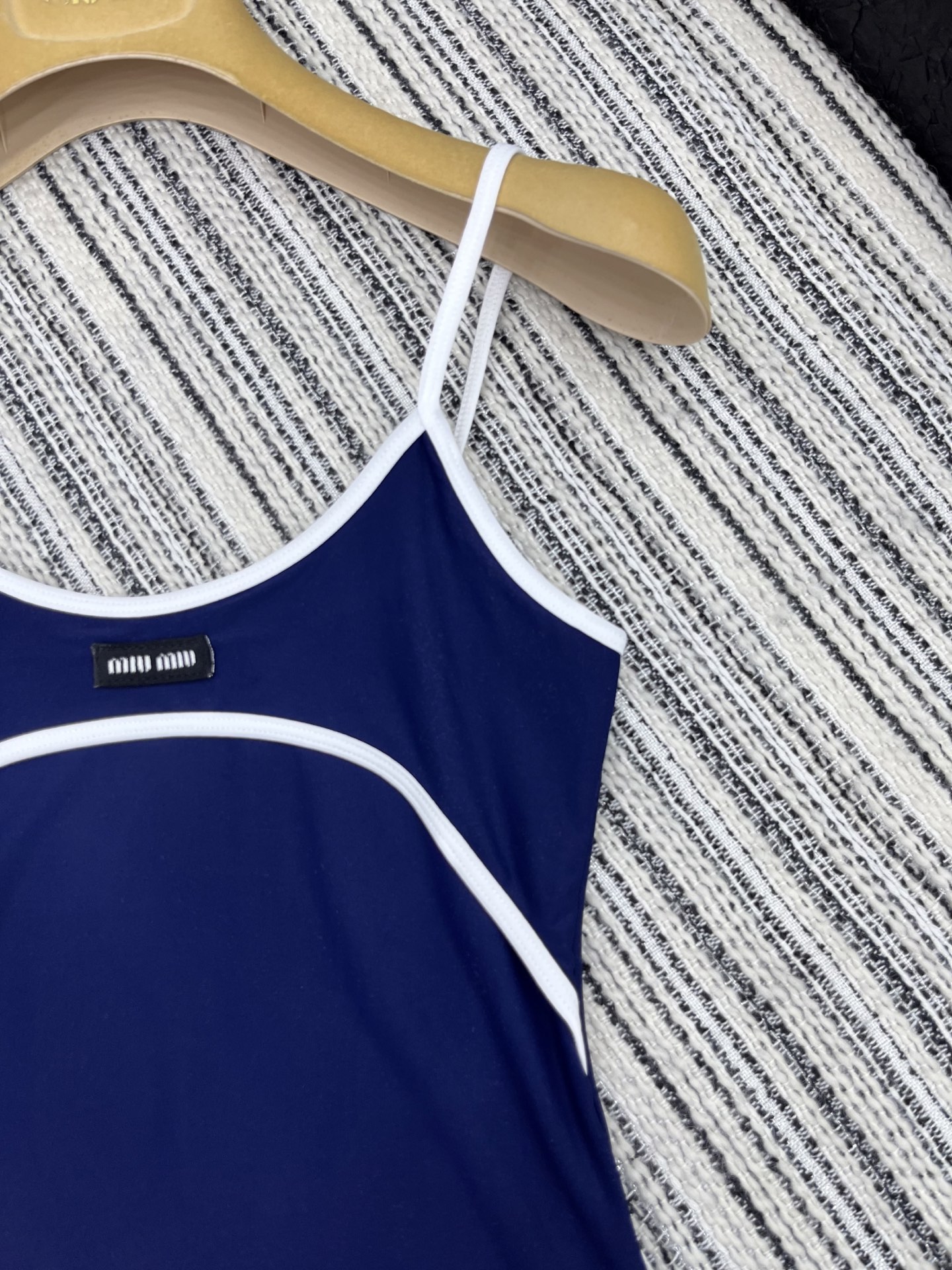 🛒𝐍𝐄𝐖 · 𝟐𝟎𝟐5/爆款现货

【原版定制】 Miu Mi*｜25春夏经典贴布绣撞色背心
订制高品质