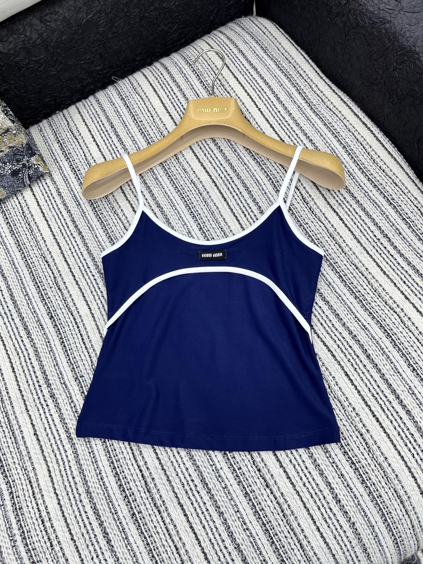 🛒𝐍𝐄𝐖 · 𝟐𝟎𝟐5/爆款现货

【原版定制】 Miu Mi*｜25春夏经典贴布绣撞色背心
订制高品质