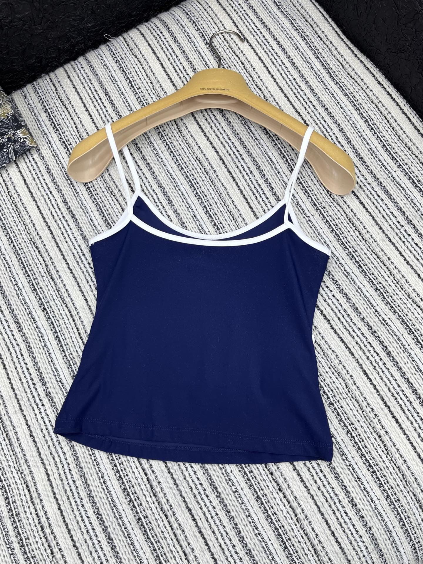 🛒𝐍𝐄𝐖 · 𝟐𝟎𝟐5/爆款现货

【原版定制】 Miu Mi*｜25春夏经典贴布绣撞色背心
订制高品质