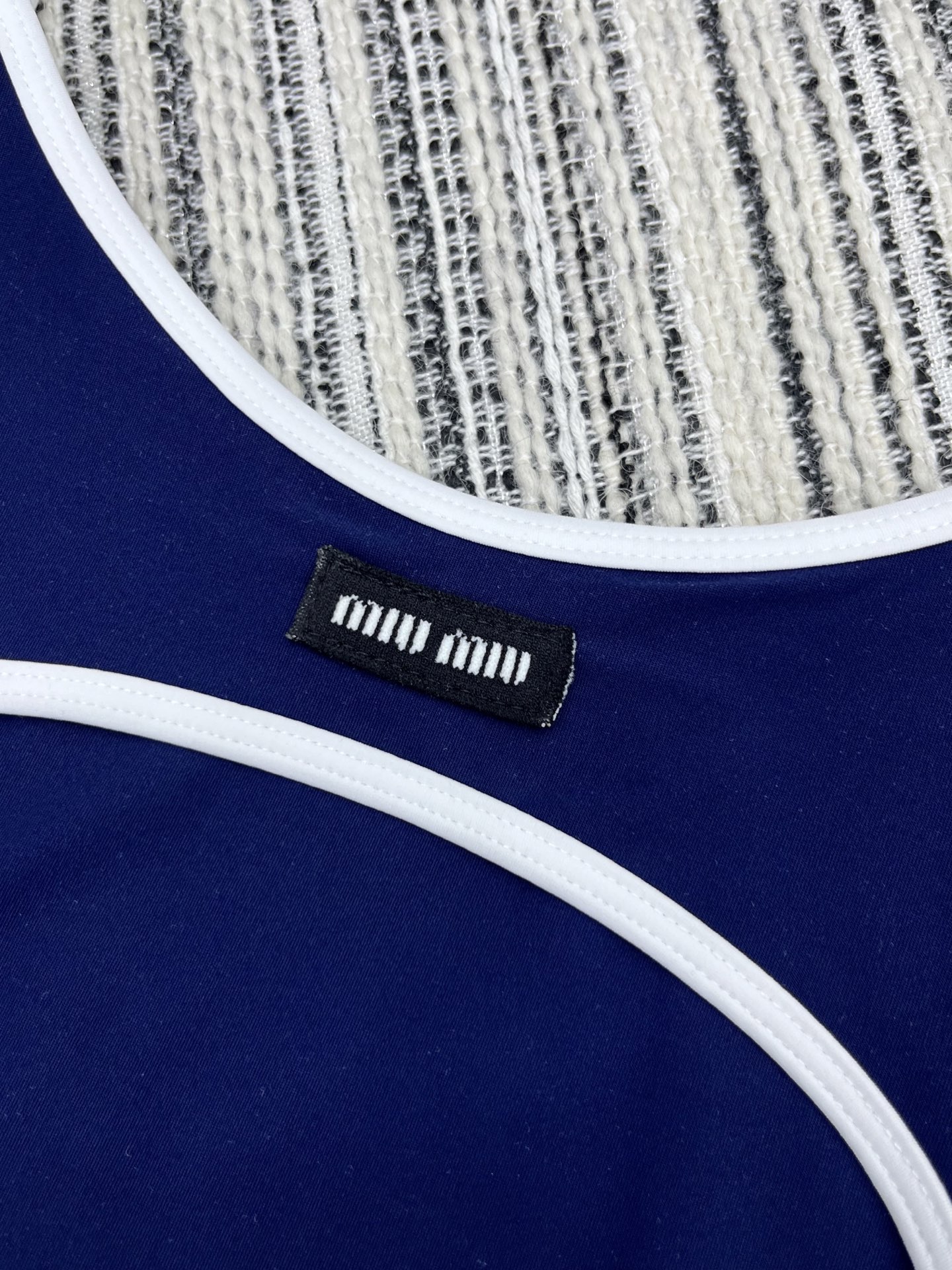 🛒𝐍𝐄𝐖 · 𝟐𝟎𝟐5/爆款现货

【原版定制】 Miu Mi*｜25春夏经典贴布绣撞色背心
订制高品质