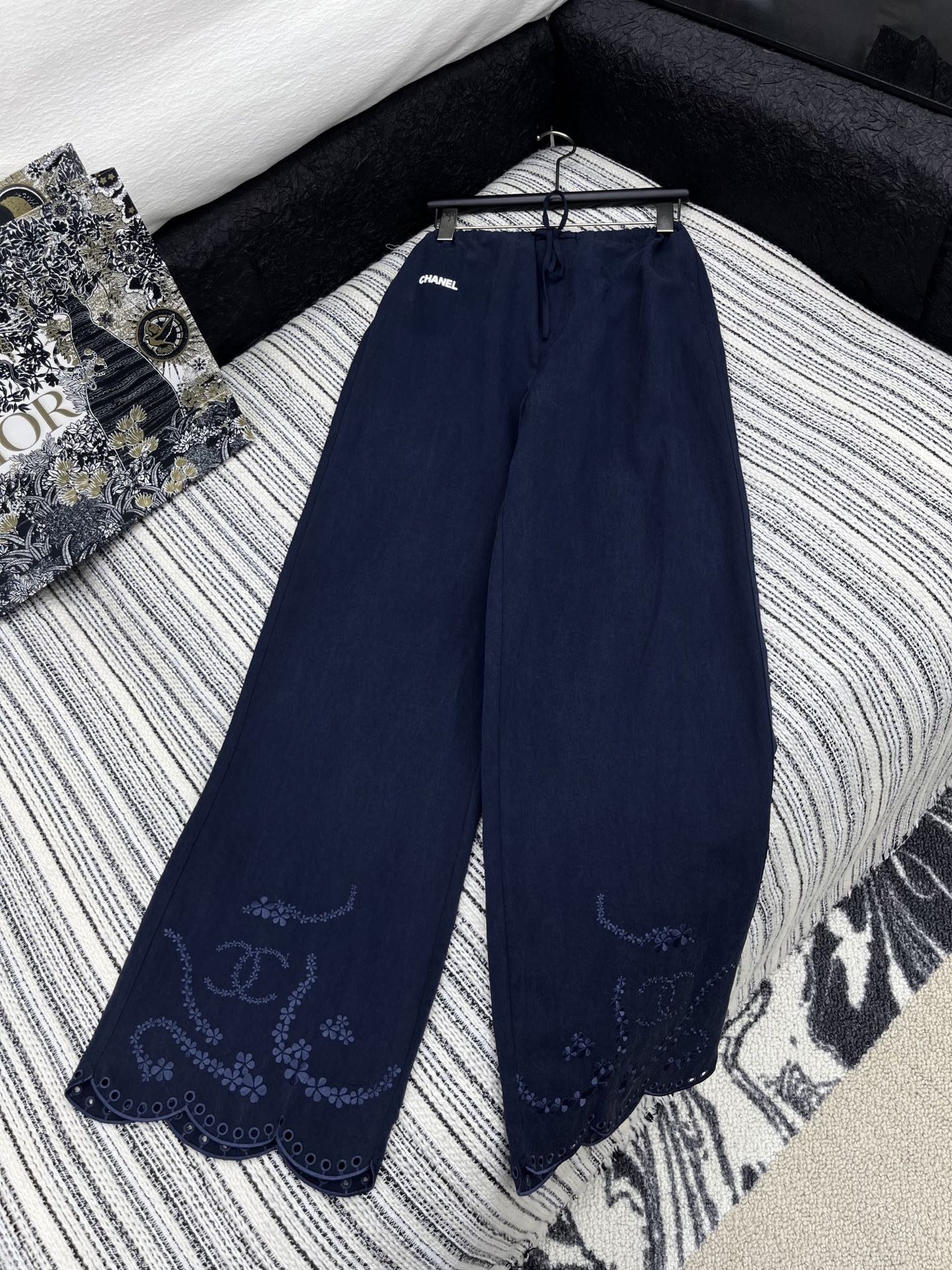 🛒𝐍𝐄𝐖 · 𝟐𝟎𝟐5/爆款现货

原单品质  Chan*｜25新款刺绣休闲裤
订制高品质面料质感超赞！