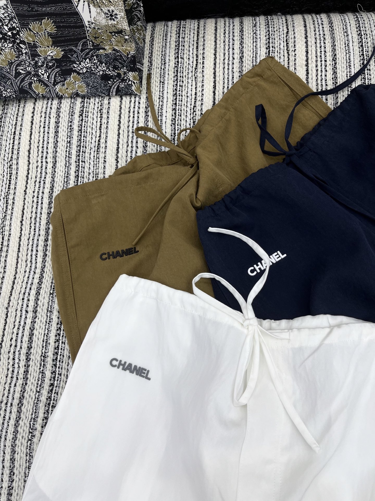 🛒𝐍𝐄𝐖 · 𝟐𝟎𝟐5/爆款现货

原单品质  Chan*｜25新款刺绣休闲裤
订制高品质面料质感超赞！