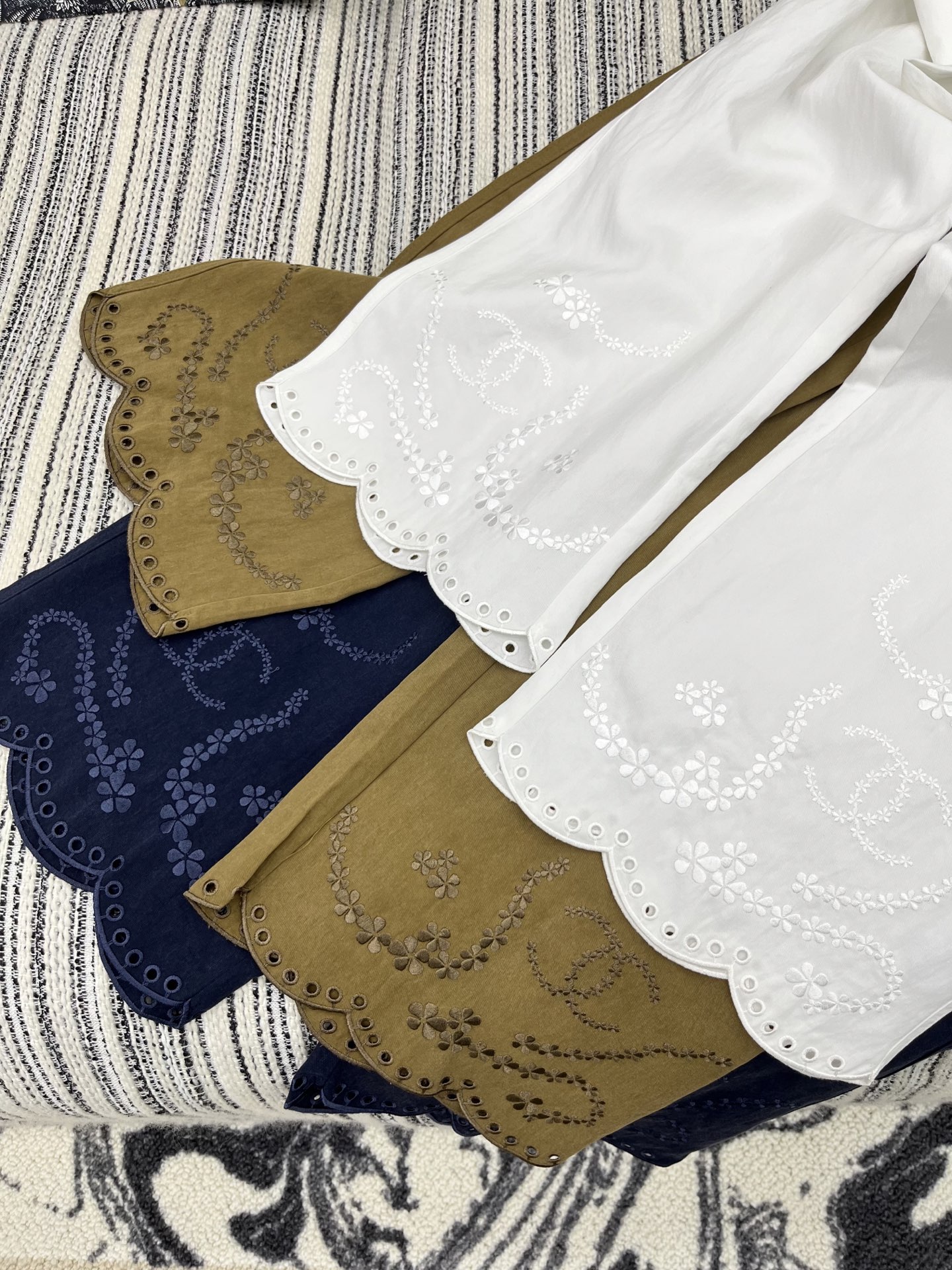 🛒𝐍𝐄𝐖 · 𝟐𝟎𝟐5/爆款现货

原单品质  Chan*｜25新款刺绣休闲裤
订制高品质面料质感超赞！