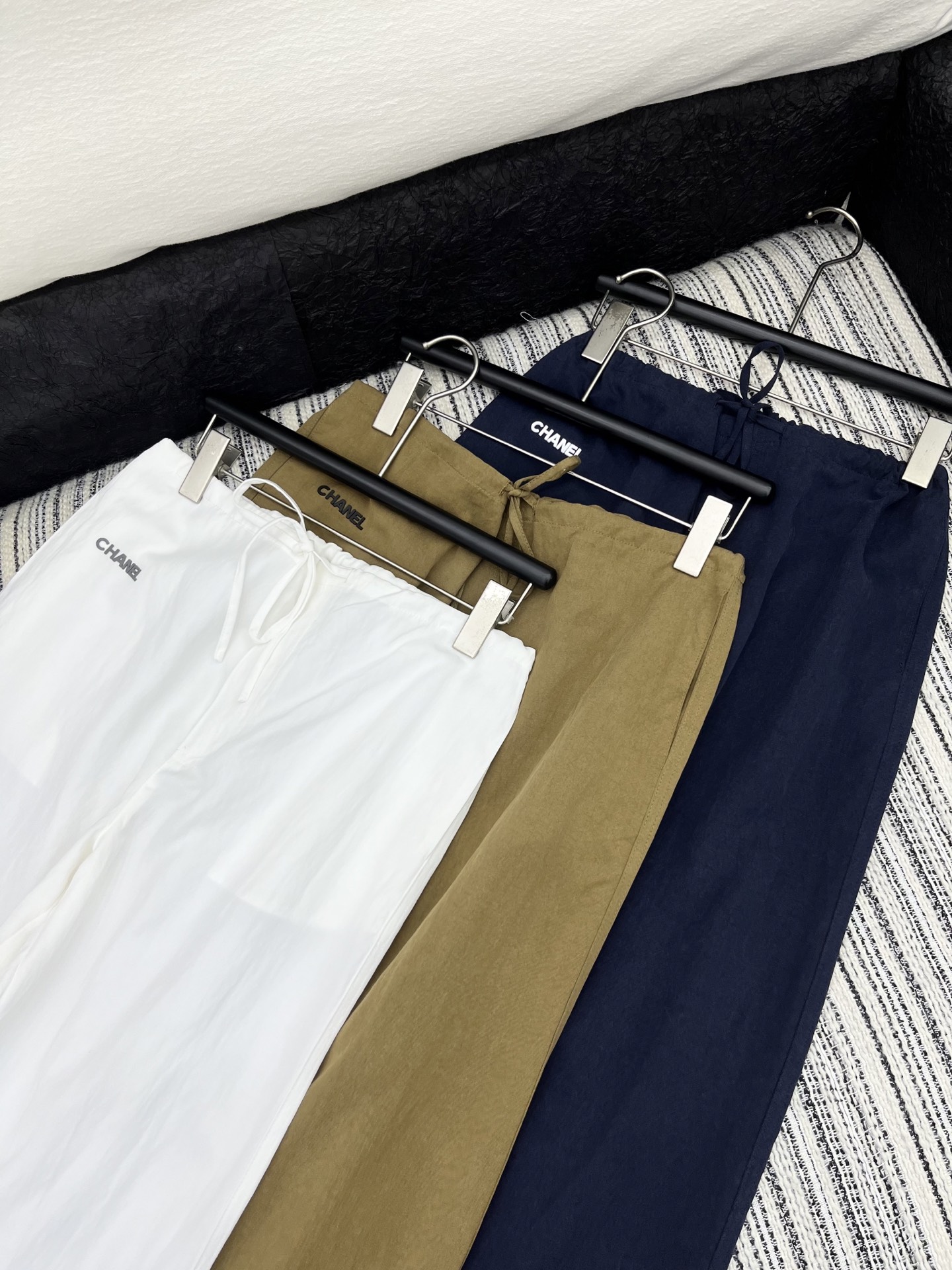 🛒𝐍𝐄𝐖 · 𝟐𝟎𝟐5/爆款现货

原单品质  Chan*｜25新款刺绣休闲裤
订制高品质面料质感超赞！