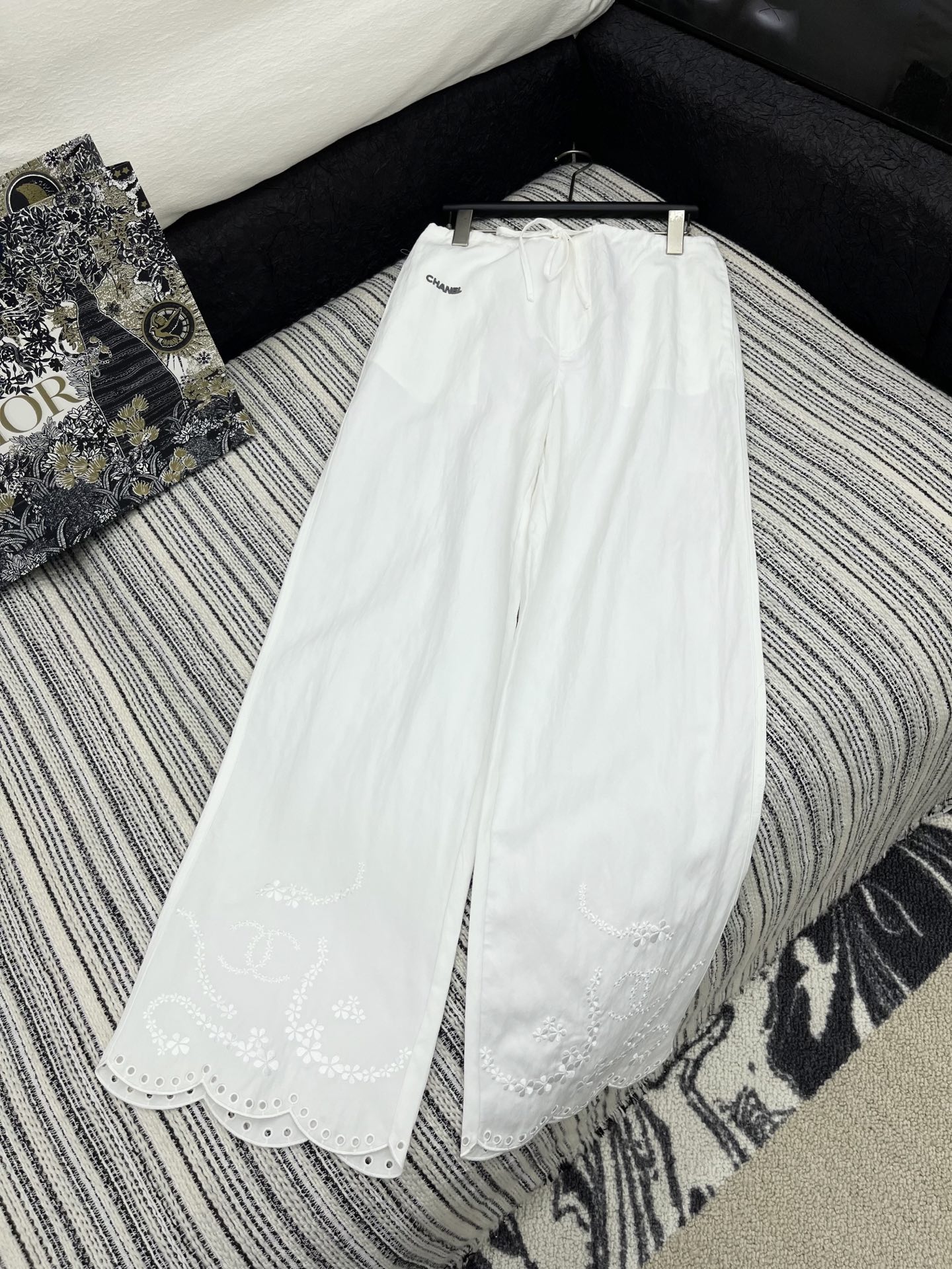 🛒𝐍𝐄𝐖 · 𝟐𝟎𝟐5/爆款现货

原单品质  Chan*｜25新款刺绣休闲裤
订制高品质面料质感超赞！