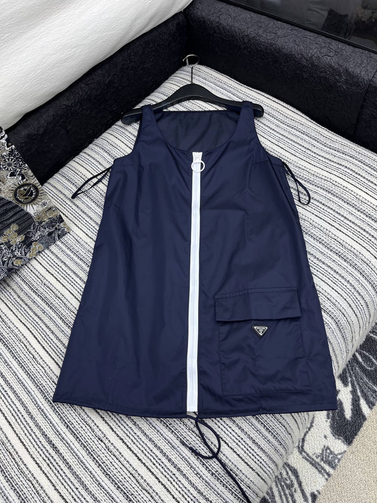 🛒𝐍𝐄𝐖 · 𝟐𝟎𝟐5/爆款

原单品质 Prad*｜ 2025新品撞色拉链尼龙背心裙
定制YB进口材质