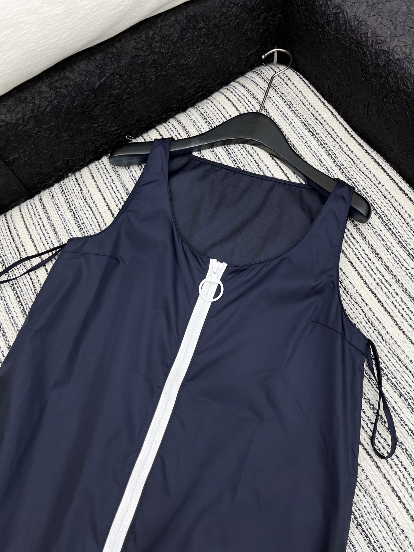 🛒𝐍𝐄𝐖 · 𝟐𝟎𝟐5/爆款

原单品质 Prad*｜ 2025新品撞色拉链尼龙背心裙
定制YB进口材质