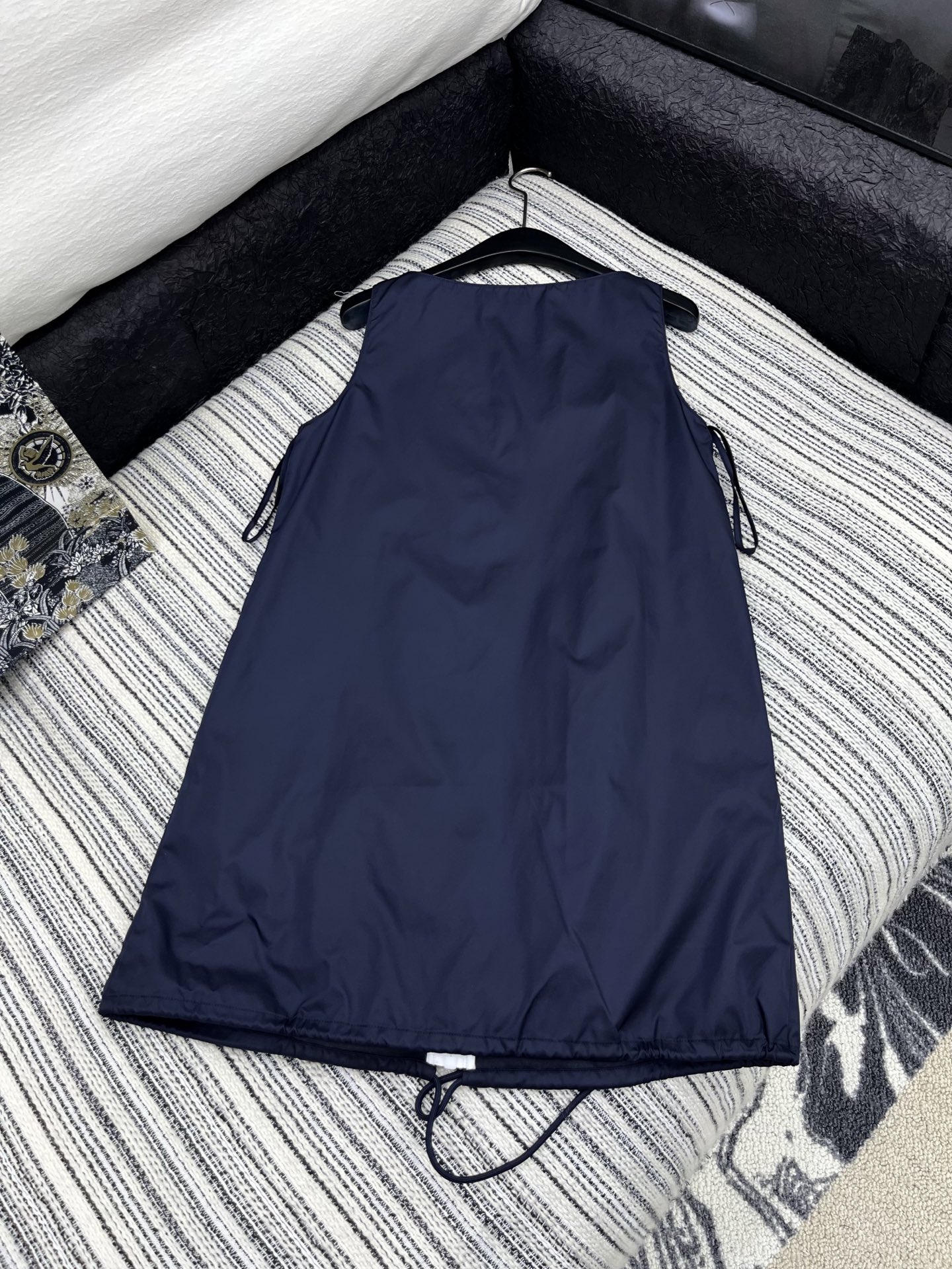 🛒𝐍𝐄𝐖 · 𝟐𝟎𝟐5/爆款

原单品质 Prad*｜ 2025新品撞色拉链尼龙背心裙
定制YB进口材质