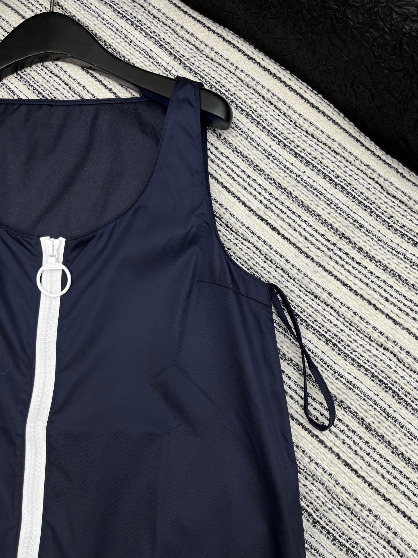 🛒𝐍𝐄𝐖 · 𝟐𝟎𝟐5/爆款

原单品质 Prad*｜ 2025新品撞色拉链尼龙背心裙
定制YB进口材质