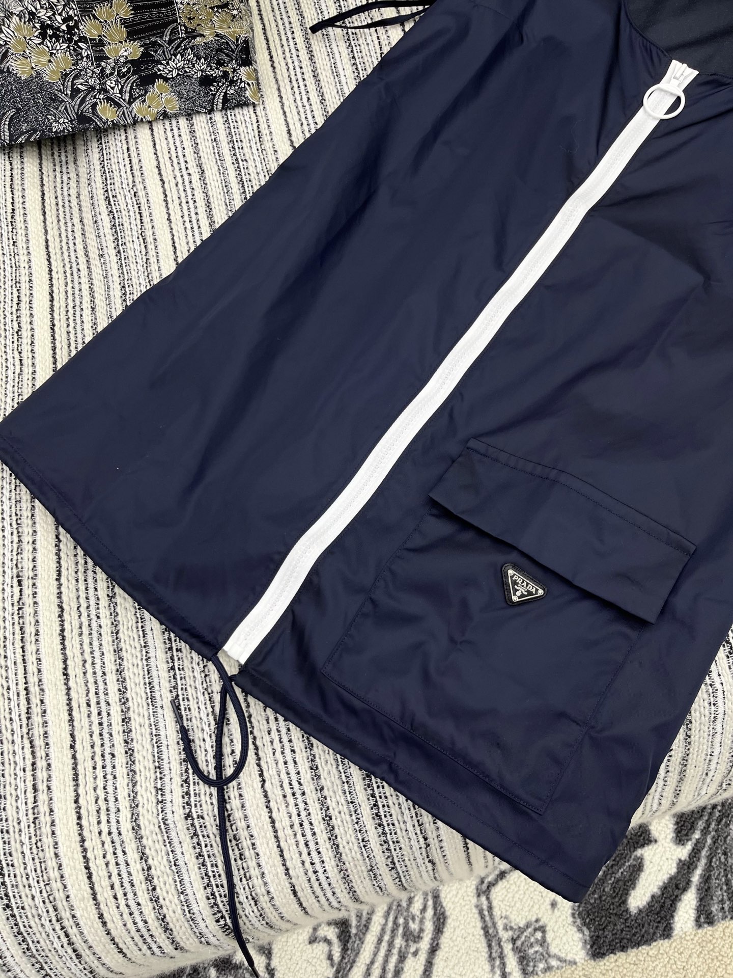 🛒𝐍𝐄𝐖 · 𝟐𝟎𝟐5/爆款

原单品质 Prad*｜ 2025新品撞色拉链尼龙背心裙
定制YB进口材质