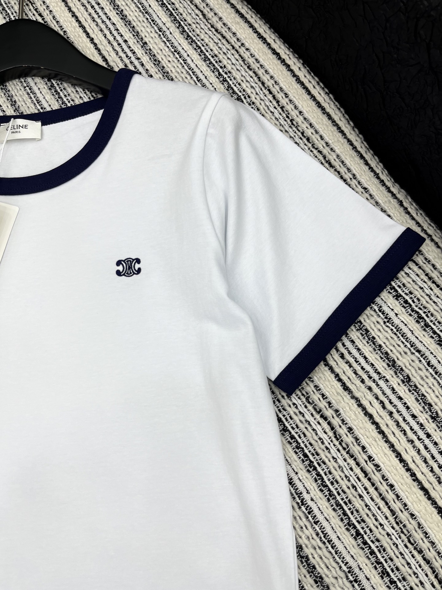 🛒𝐍𝐄𝐖 · 𝟐𝟎𝟐5/爆款现货

原单品质  Celin*｜2025夏季圆领刺绣短袖𝑇𝑒𝑒
定制YB斜