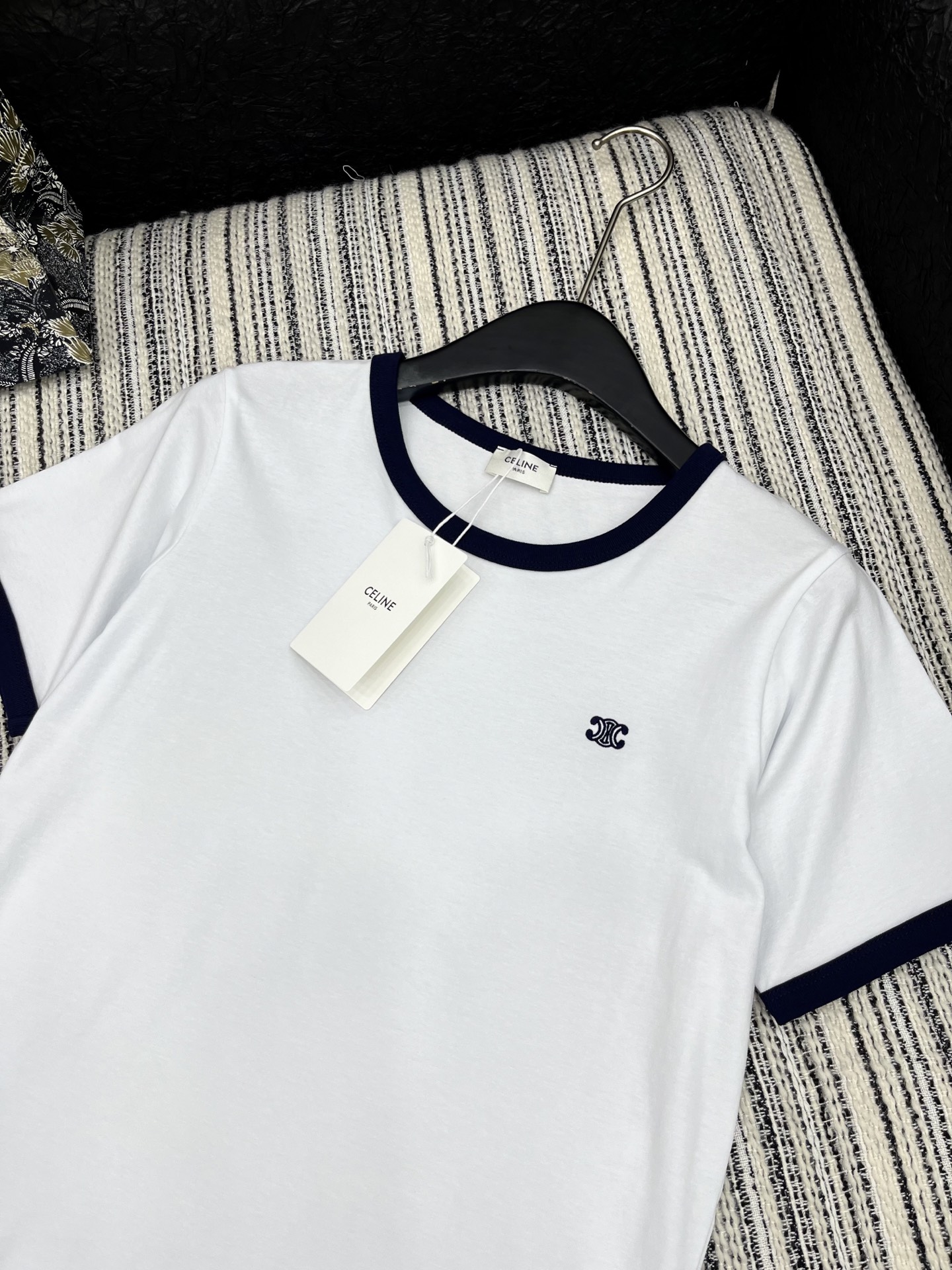 🛒𝐍𝐄𝐖 · 𝟐𝟎𝟐5/爆款现货

原单品质  Celin*｜2025夏季圆领刺绣短袖𝑇𝑒𝑒
定制YB斜