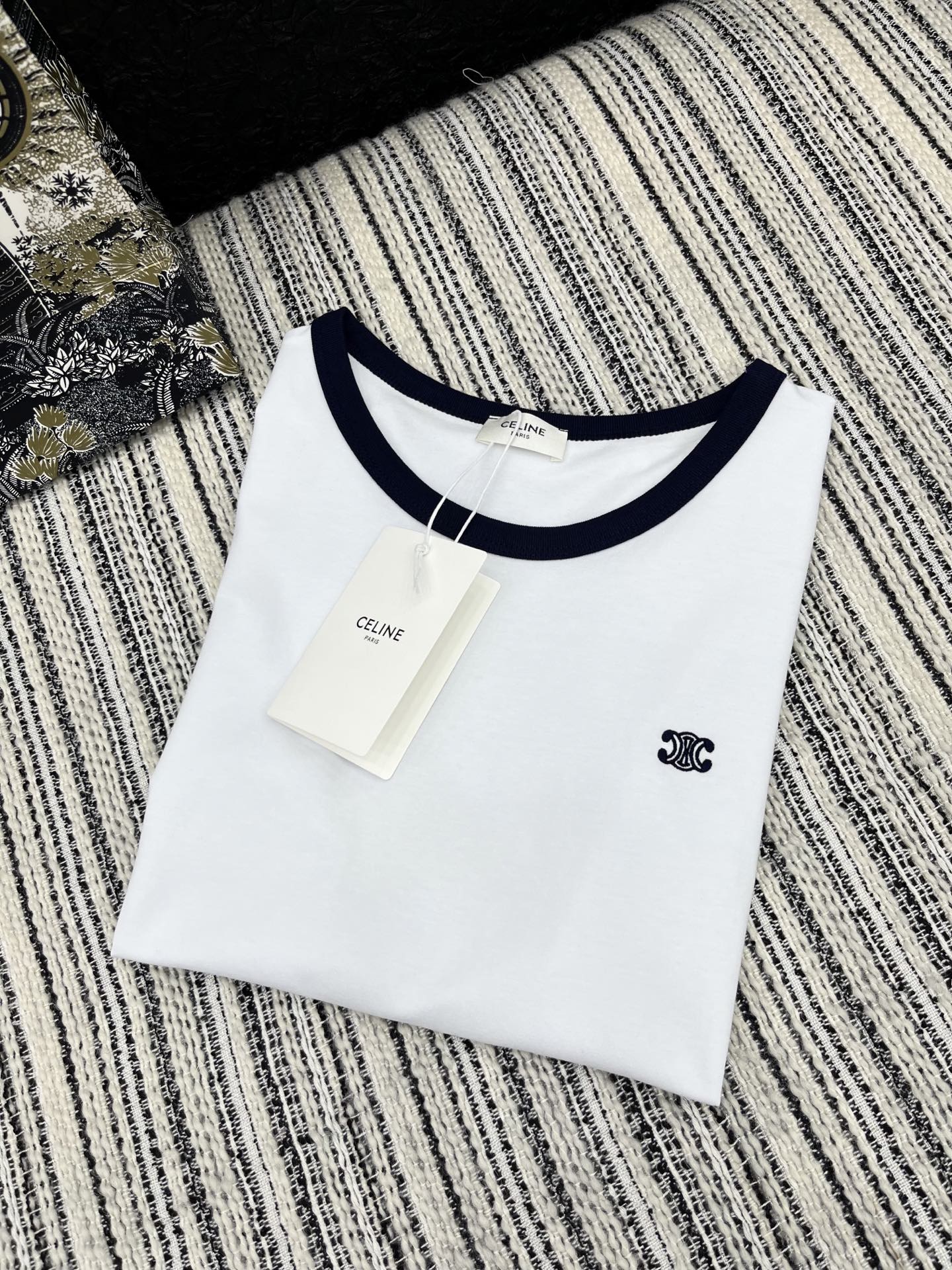 🛒𝐍𝐄𝐖 · 𝟐𝟎𝟐5/爆款现货

原单品质  Celin*｜2025夏季圆领刺绣短袖𝑇𝑒𝑒
定制YB斜