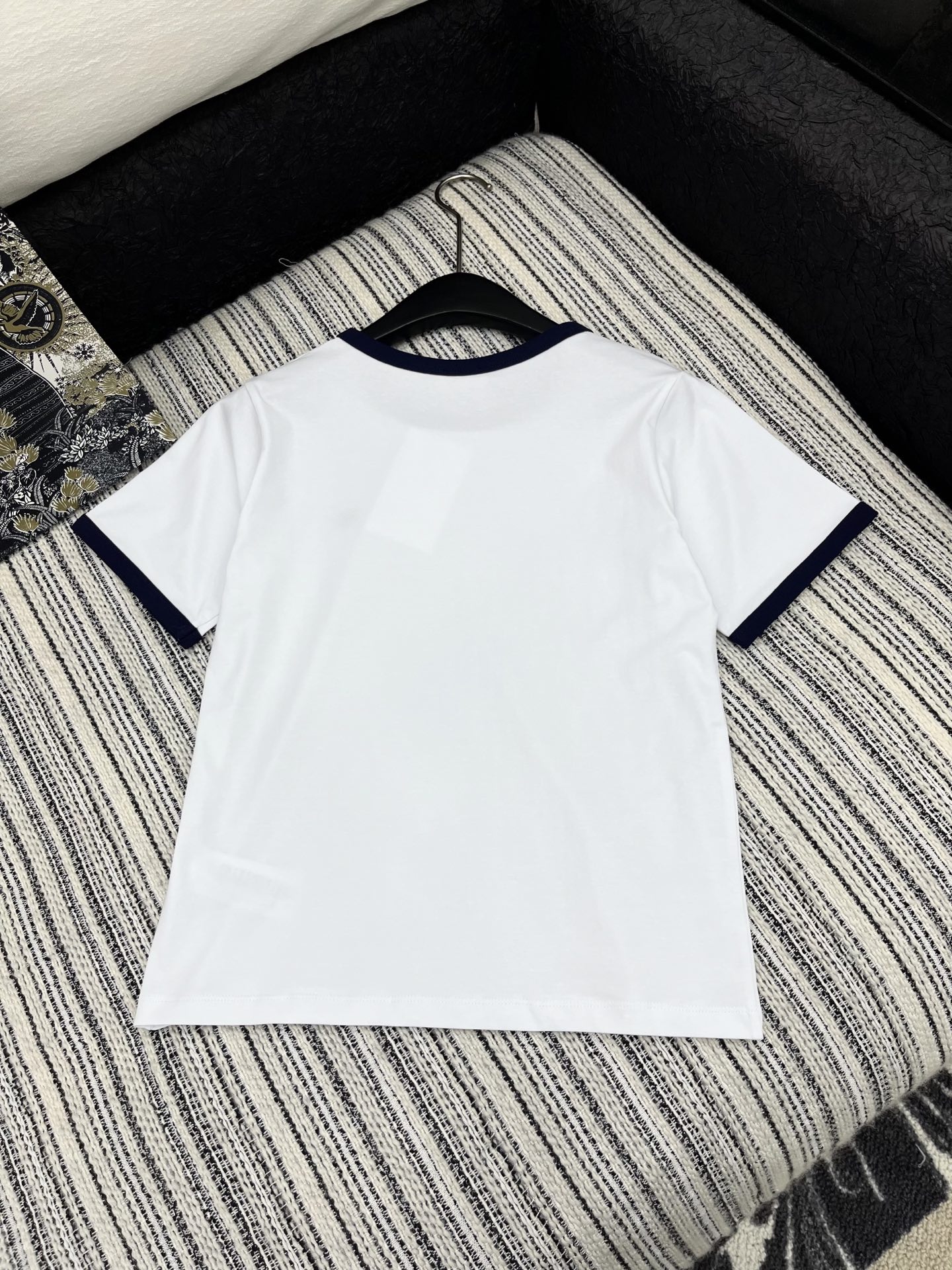 🛒𝐍𝐄𝐖 · 𝟐𝟎𝟐5/爆款现货

原单品质  Celin*｜2025夏季圆领刺绣短袖𝑇𝑒𝑒
定制YB斜