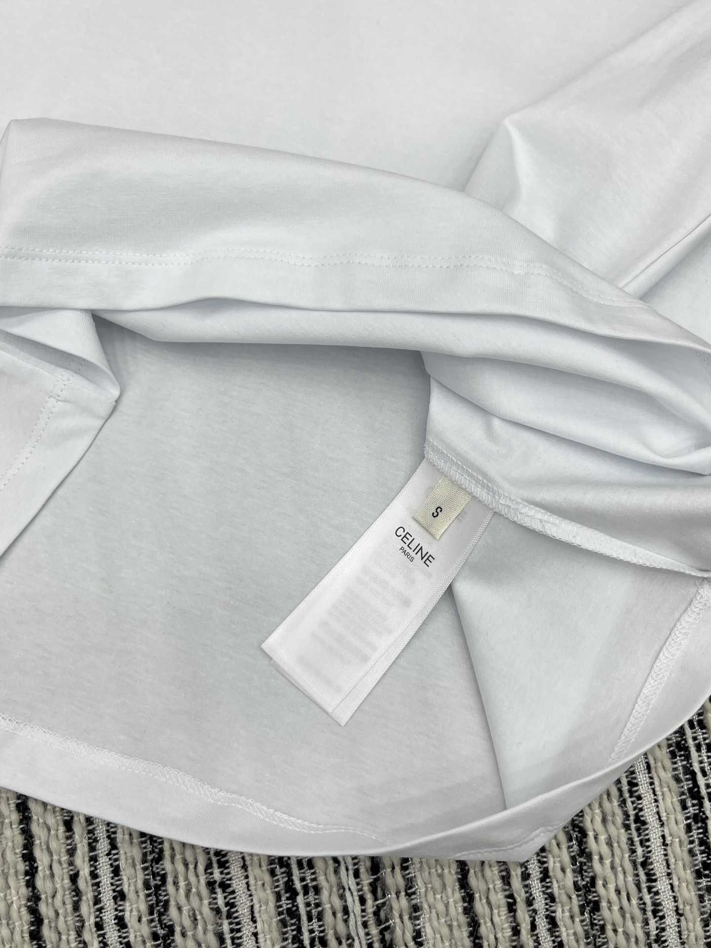 🛒𝐍𝐄𝐖 · 𝟐𝟎𝟐5/爆款现货

原单品质  Celin*｜2025夏季圆领刺绣短袖𝑇𝑒𝑒
定制YB斜