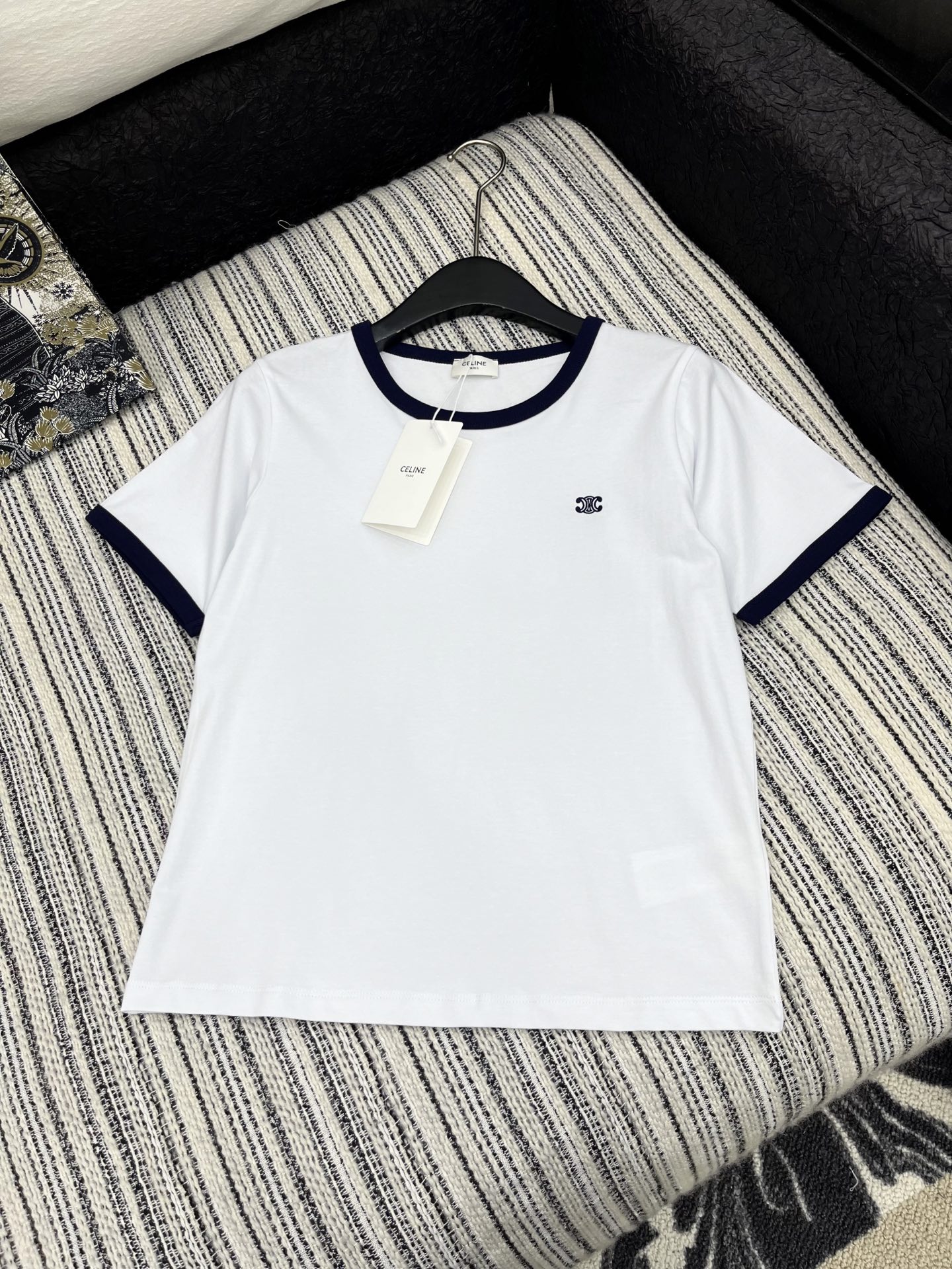 🛒𝐍𝐄𝐖 · 𝟐𝟎𝟐5/爆款现货

原单品质  Celin*｜2025夏季圆领刺绣短袖𝑇𝑒𝑒
定制YB斜