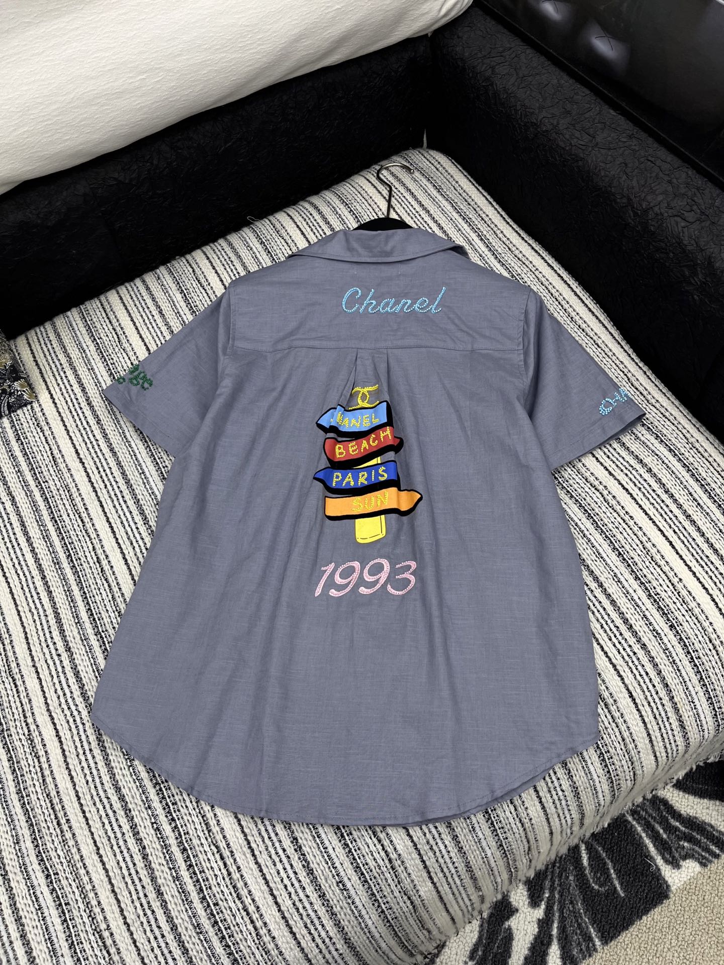 🛒𝐍𝐄𝐖 · 𝟐𝟎𝟐5/爆款现货

原单品质 Chan*｜25中古系列手工订珠翻领衬衫
印花装饰 设计高