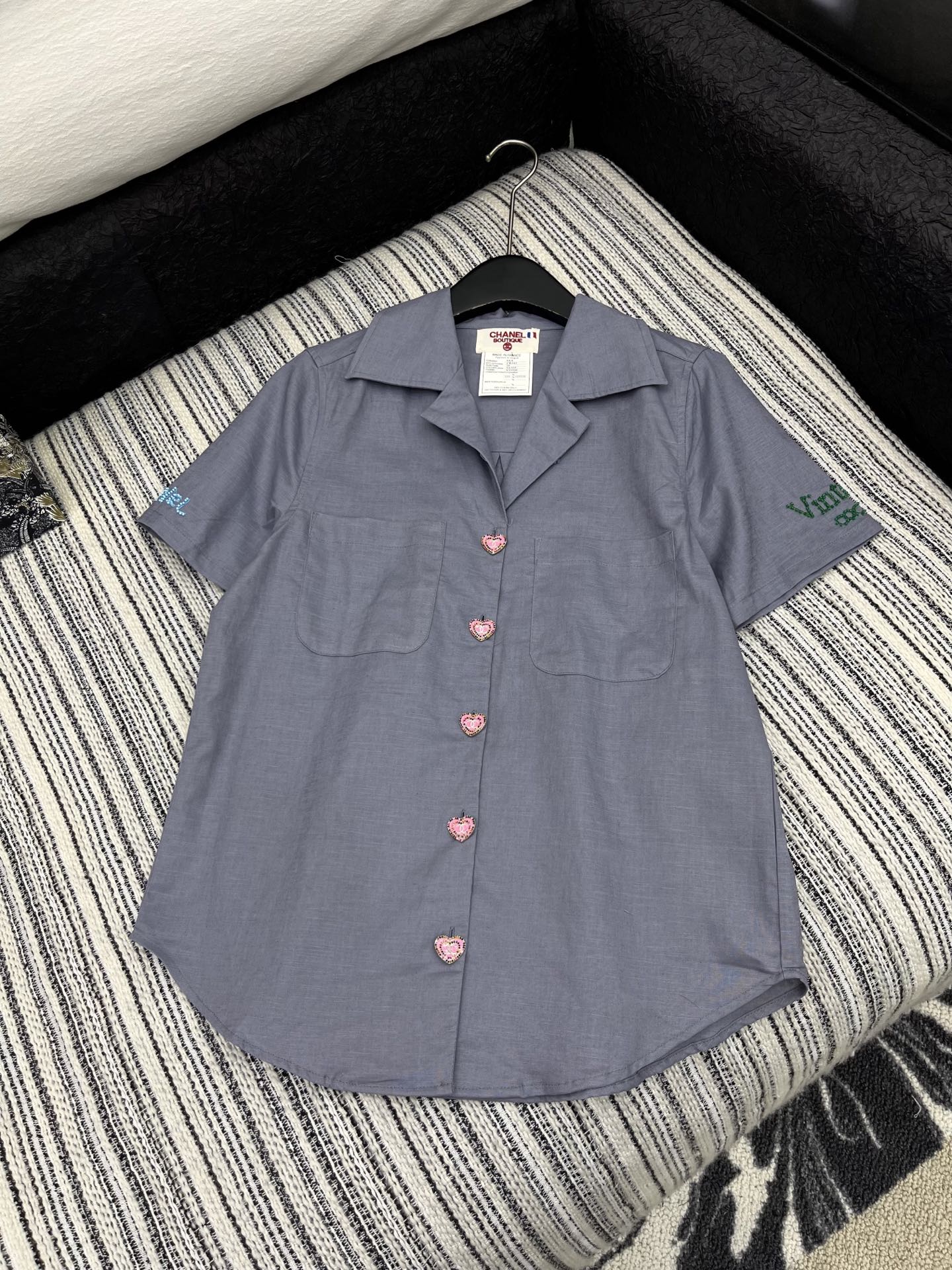 🛒𝐍𝐄𝐖 · 𝟐𝟎𝟐5/爆款现货

原单品质 Chan*｜25中古系列手工订珠翻领衬衫
印花装饰 设计高