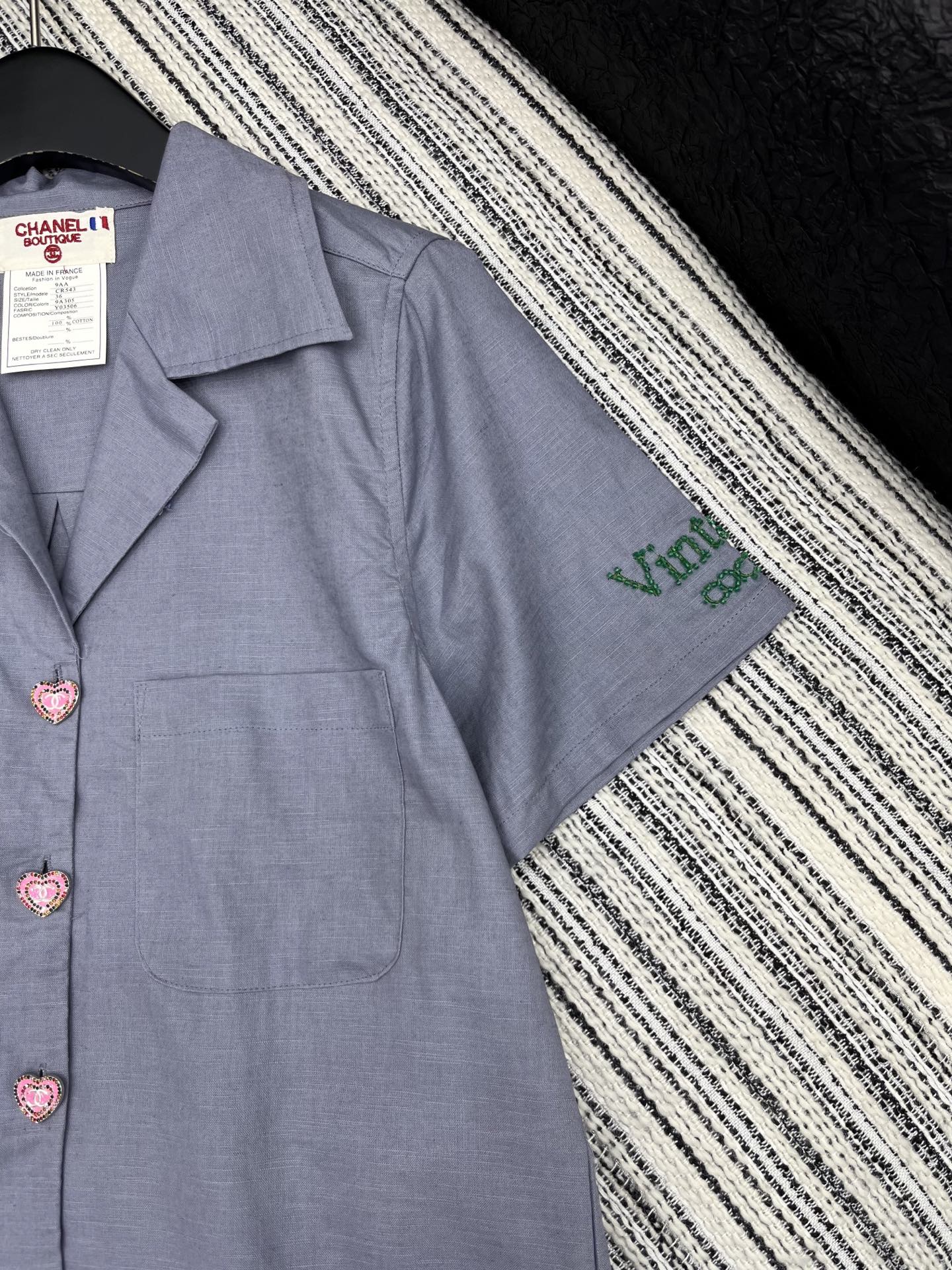 🛒𝐍𝐄𝐖 · 𝟐𝟎𝟐5/爆款现货

原单品质 Chan*｜25中古系列手工订珠翻领衬衫
印花装饰 设计高
