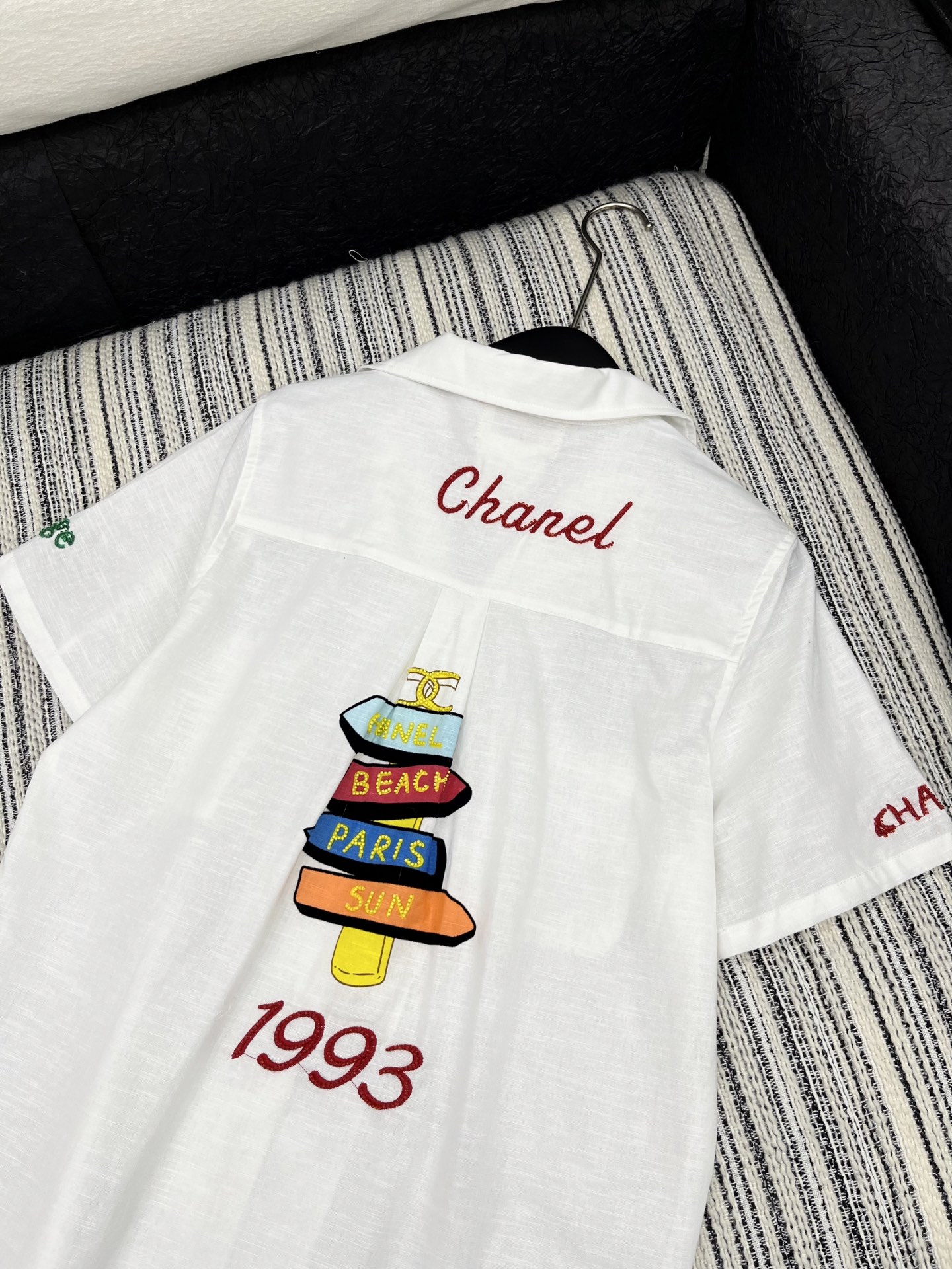 🛒𝐍𝐄𝐖 · 𝟐𝟎𝟐5/爆款现货

原单品质 Chan*｜25中古系列手工订珠翻领衬衫
印花装饰 设计高