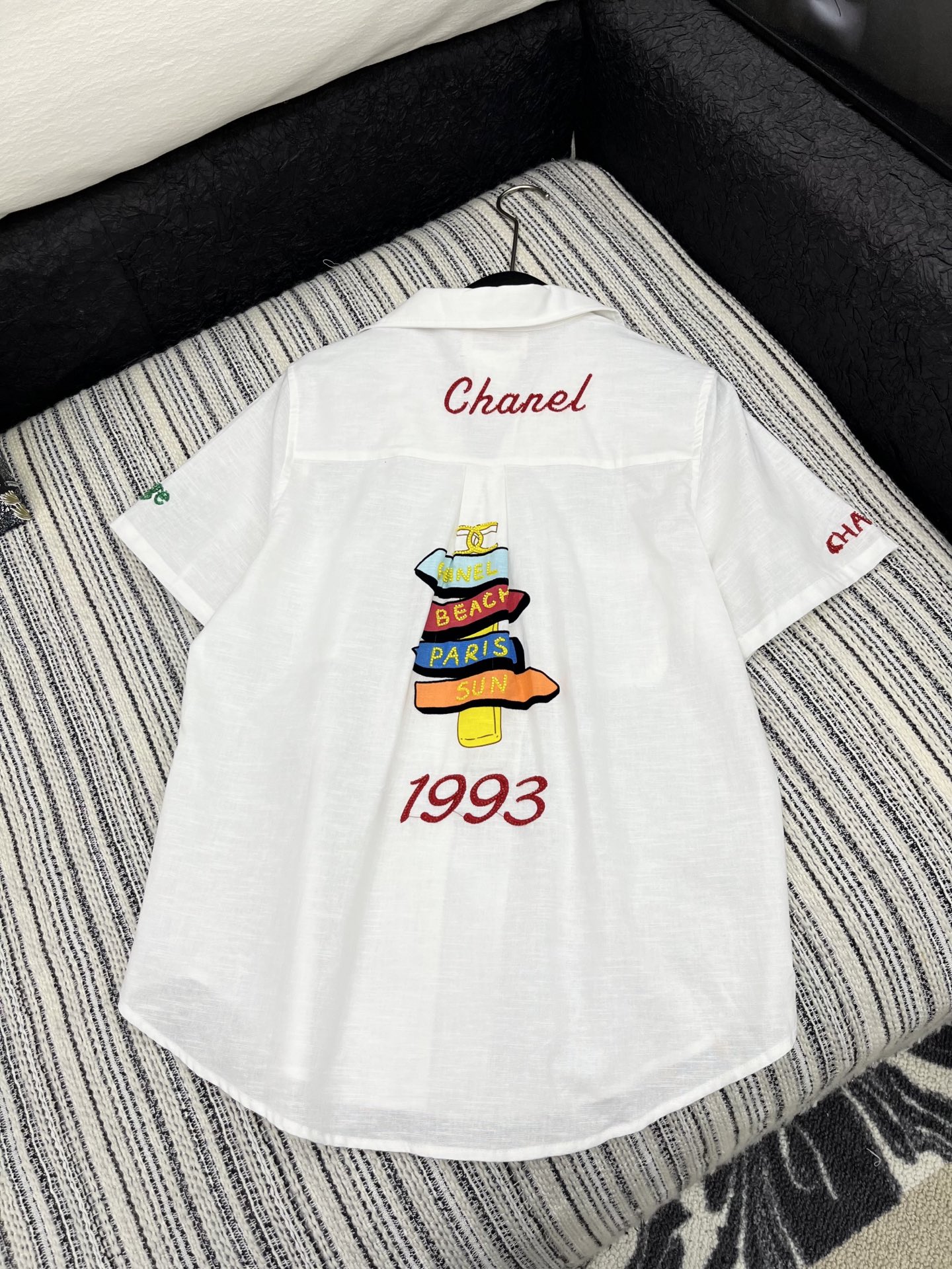 🛒𝐍𝐄𝐖 · 𝟐𝟎𝟐5/爆款现货

原单品质 Chan*｜25中古系列手工订珠翻领衬衫
印花装饰 设计高