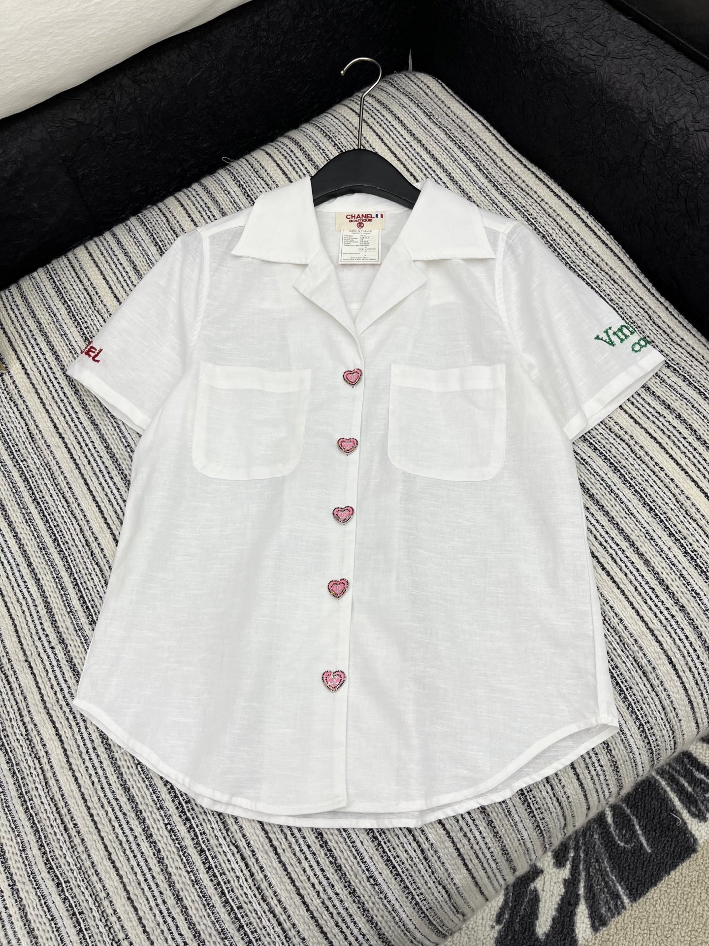 🛒𝐍𝐄𝐖 · 𝟐𝟎𝟐5/爆款现货

原单品质 Chan*｜25中古系列手工订珠翻领衬衫
印花装饰 设计高