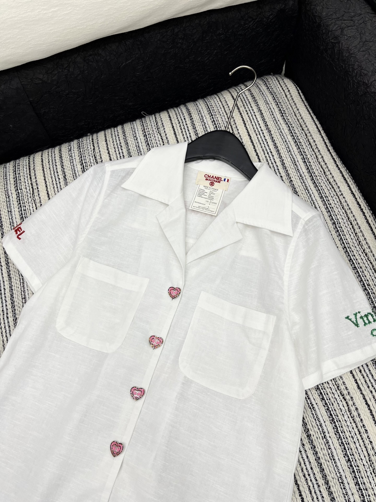 🛒𝐍𝐄𝐖 · 𝟐𝟎𝟐5/爆款现货

原单品质 Chan*｜25中古系列手工订珠翻领衬衫
印花装饰 设计高