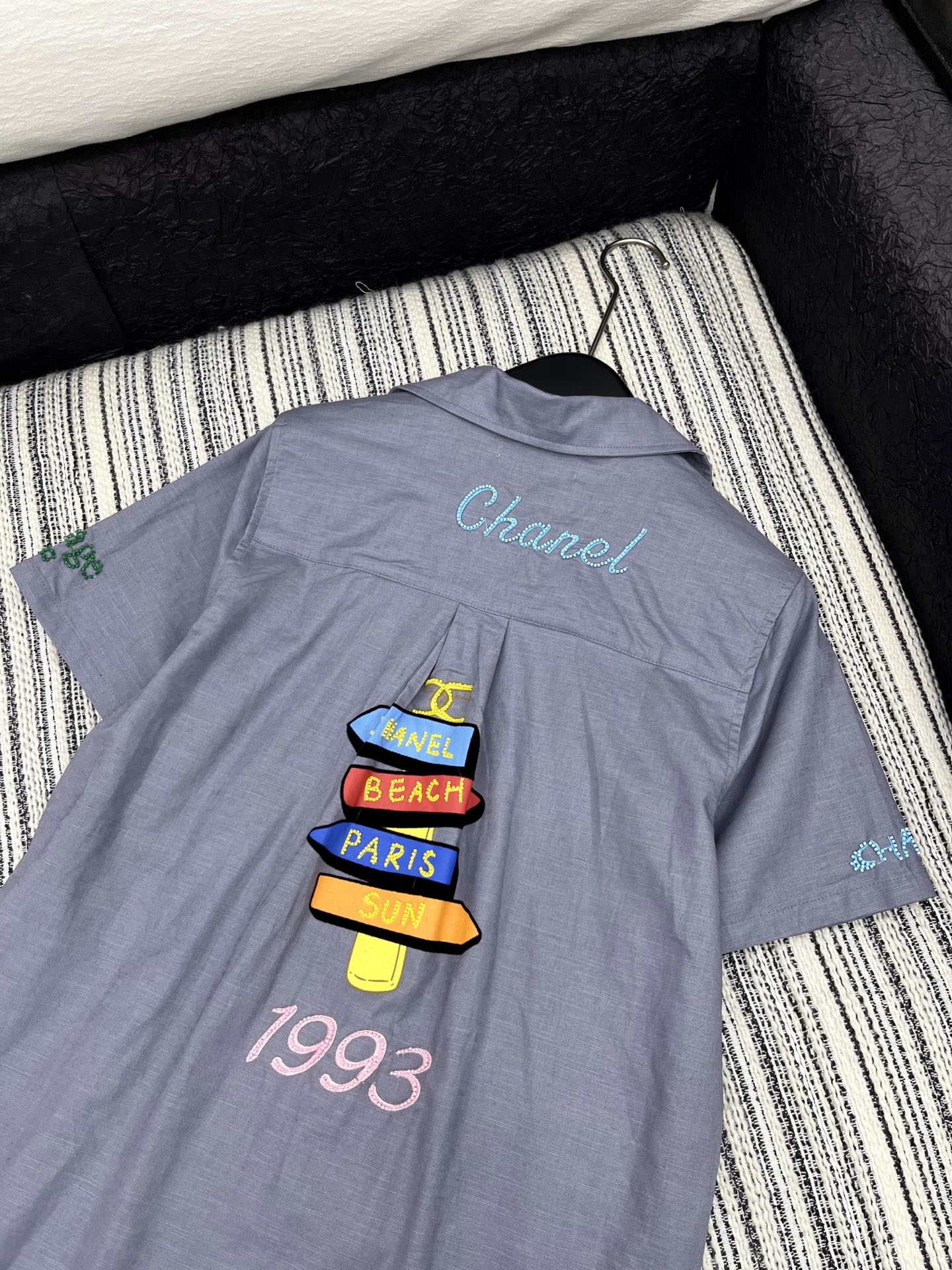 🛒𝐍𝐄𝐖 · 𝟐𝟎𝟐5/爆款现货

原单品质 Chan*｜25中古系列手工订珠翻领衬衫
印花装饰 设计高
