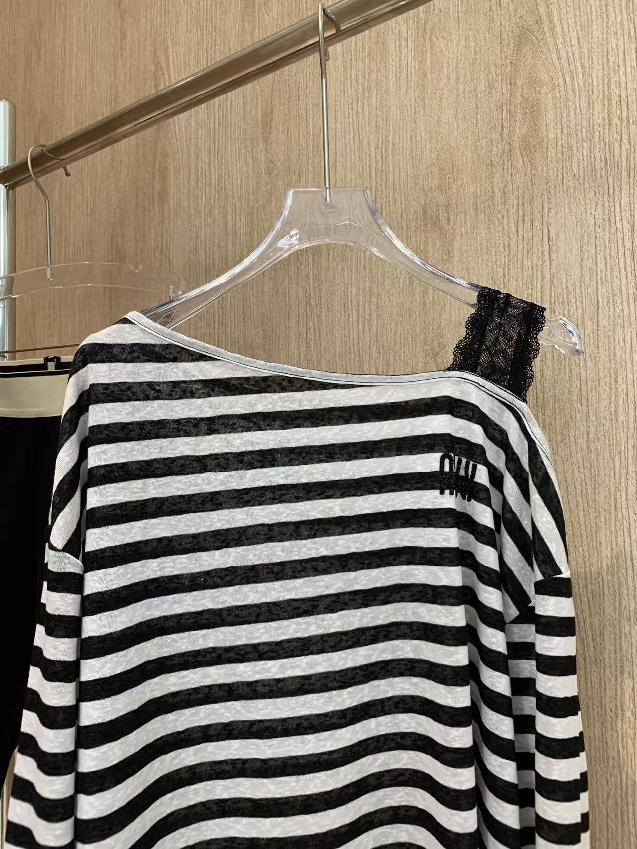 🛒𝐍𝐄𝐖 · 𝟐𝟎𝟐5/爆款现货

原单品质  设计师｜ 25新款条纹防晒上衣｜骑行中裤
极简主义风法式