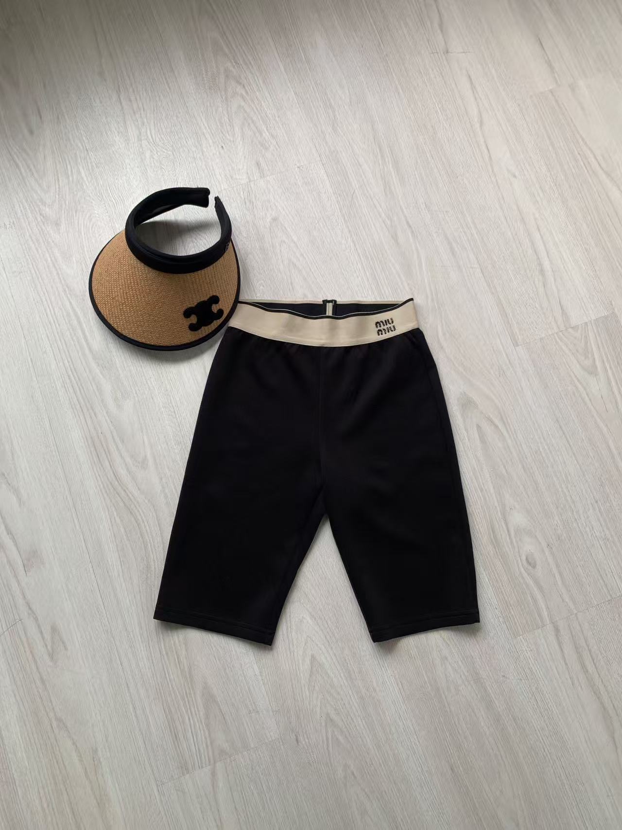 🛒𝐍𝐄𝐖 · 𝟐𝟎𝟐5/爆款现货

原单品质  设计师｜ 25新款条纹防晒上衣｜骑行中裤
极简主义风法式