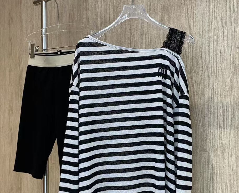 🛒𝐍𝐄𝐖 · 𝟐𝟎𝟐5/爆款现货

原单品质  设计师｜ 25新款条纹防晒上衣｜骑行中裤
极简主义风法式